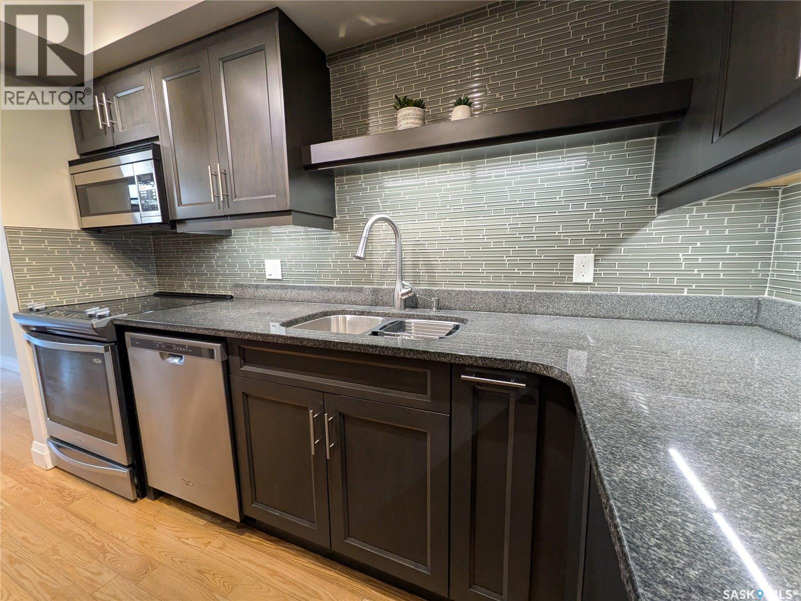 204 921 Main Street E, Saskatoon, SK - Indoor Photo Showing Kitchen With Double Sink With Upgraded Kitchen