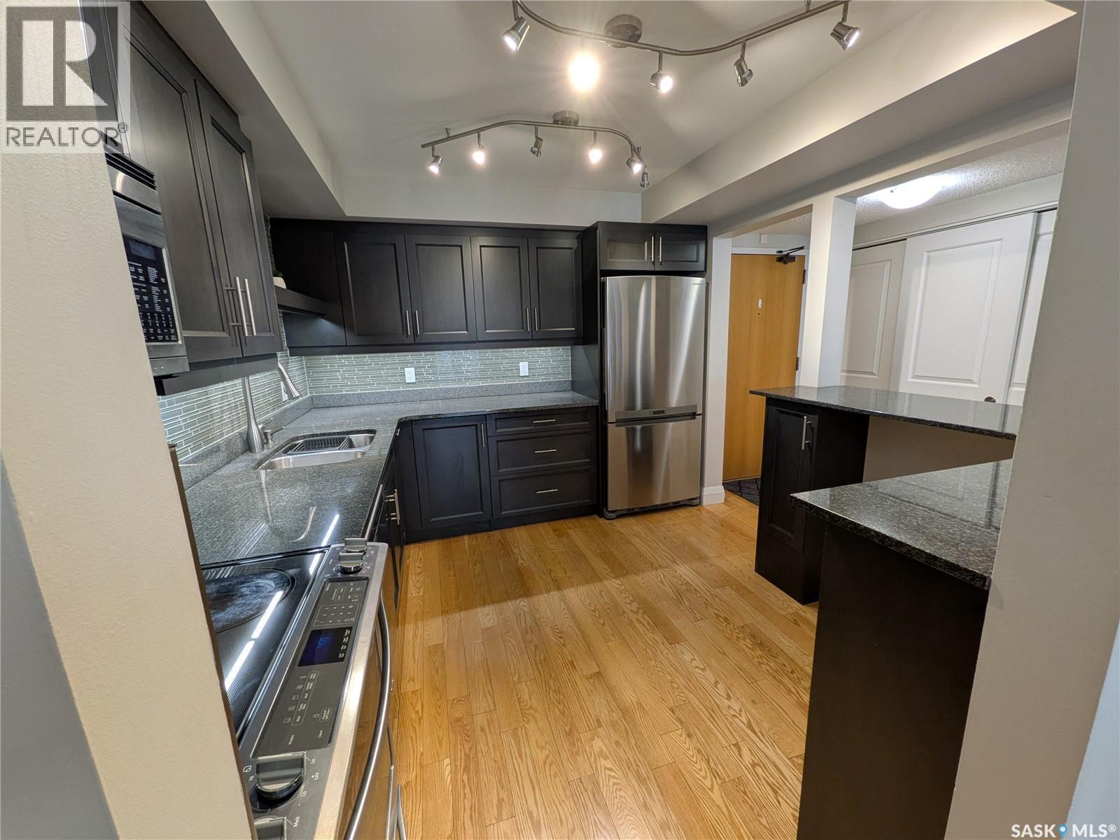 204 921 Main Street E, Saskatoon, SK - Indoor Photo Showing Kitchen With Double Sink With Upgraded Kitchen