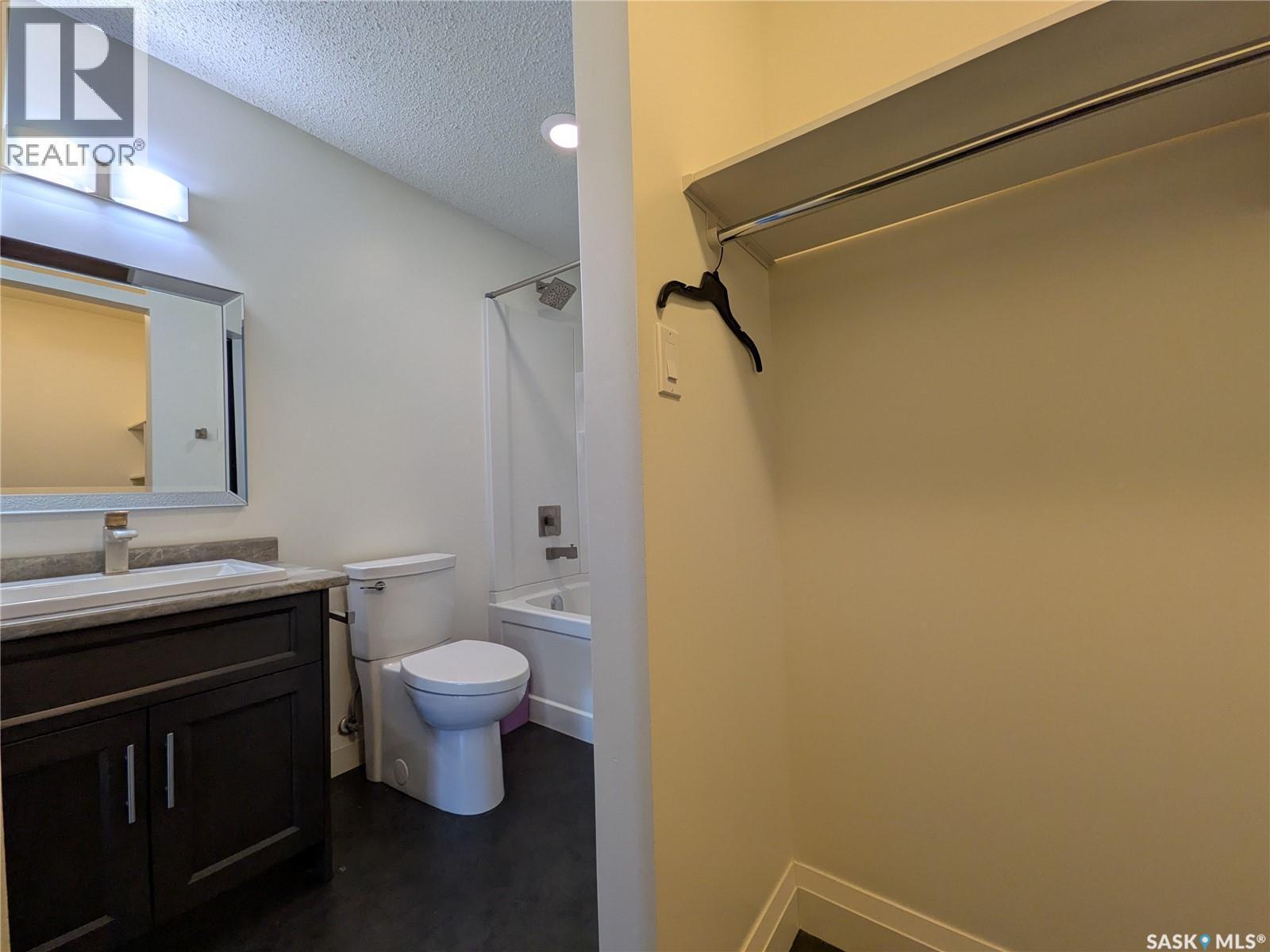 204 921 Main Street E, Saskatoon, SK - Indoor Photo Showing Bathroom