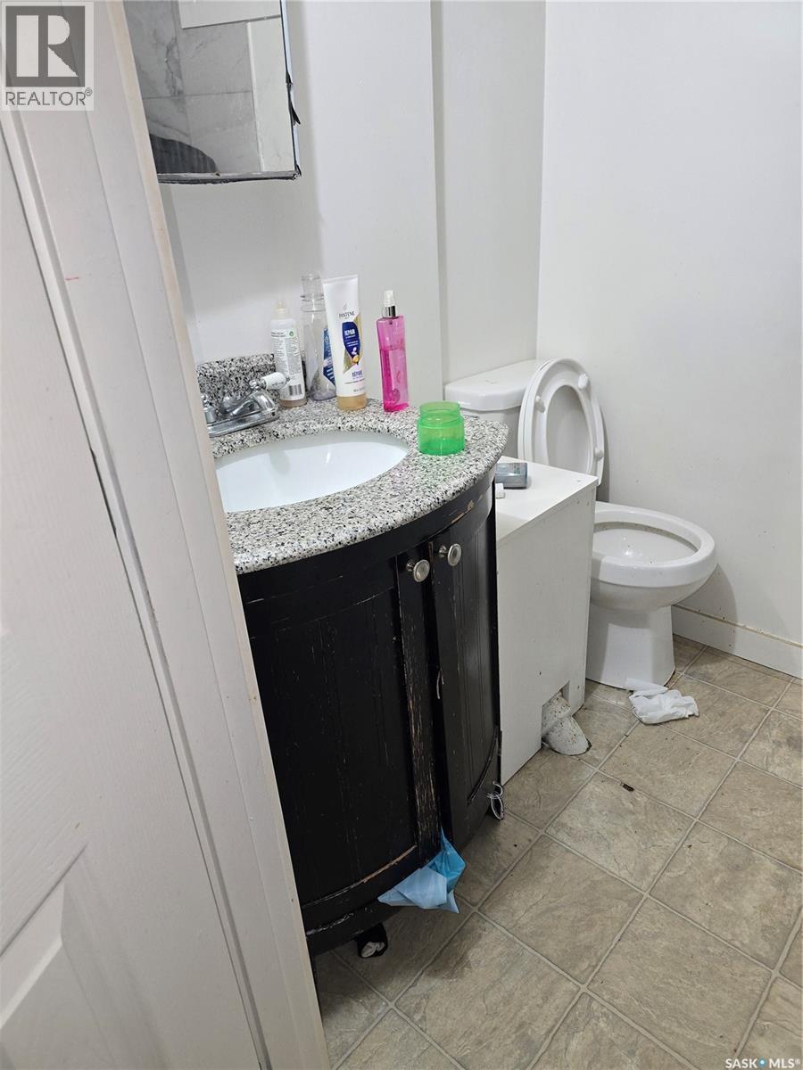 125 S Avenue S, Saskatoon, SK - Indoor Photo Showing Bathroom