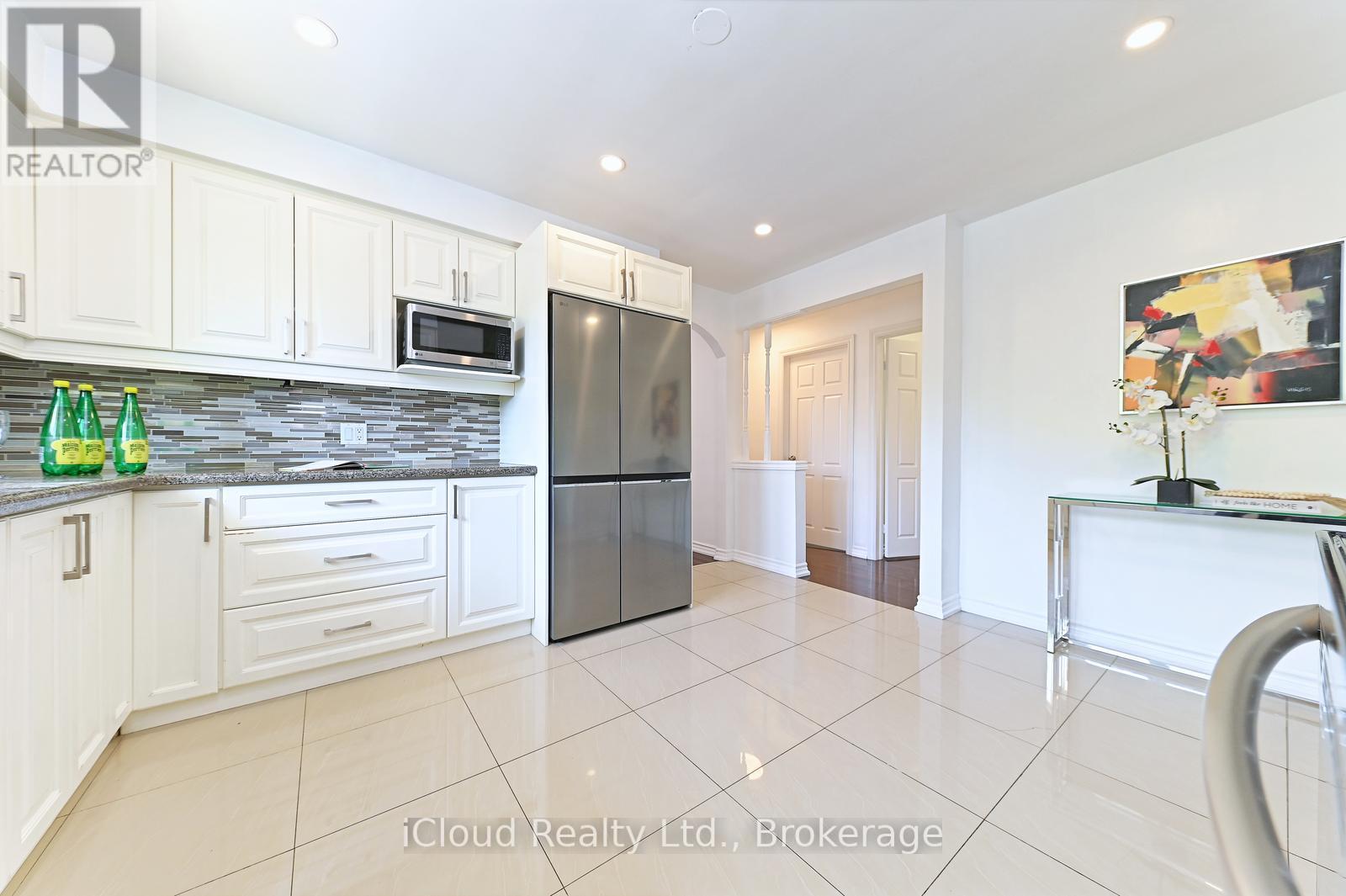 2101 Parkway Drive, Burlington, ON - Indoor Photo Showing Kitchen With Upgraded Kitchen