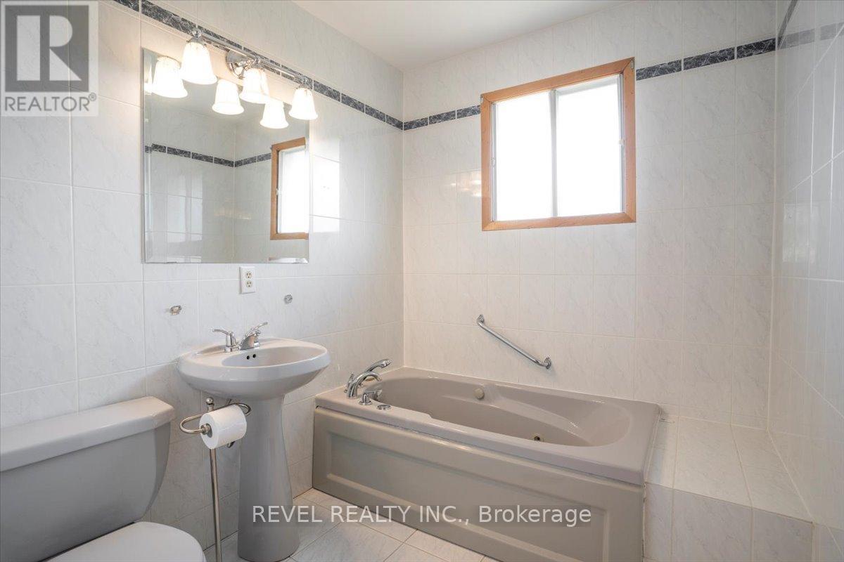 1296 Waterdown Road, Burlington, ON - Indoor Photo Showing Bathroom