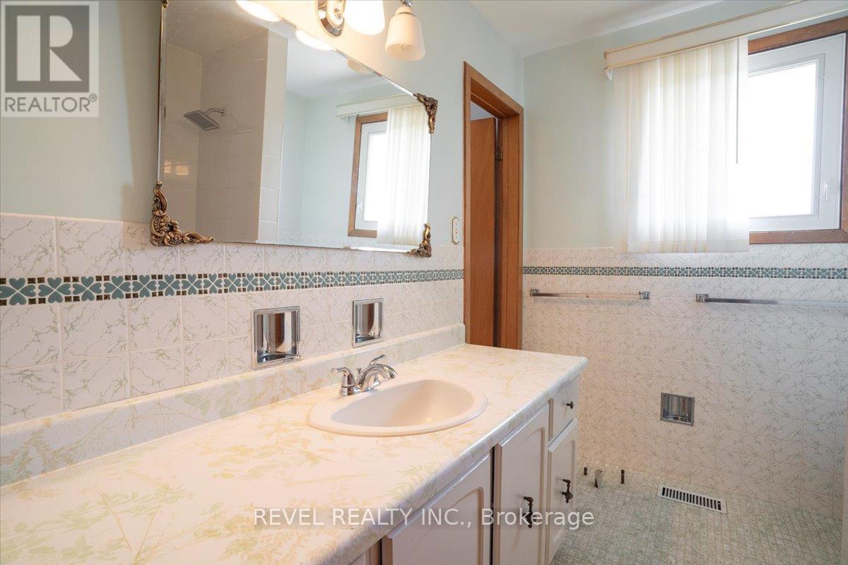 1296 Waterdown Road, Burlington, ON - Indoor Photo Showing Bathroom