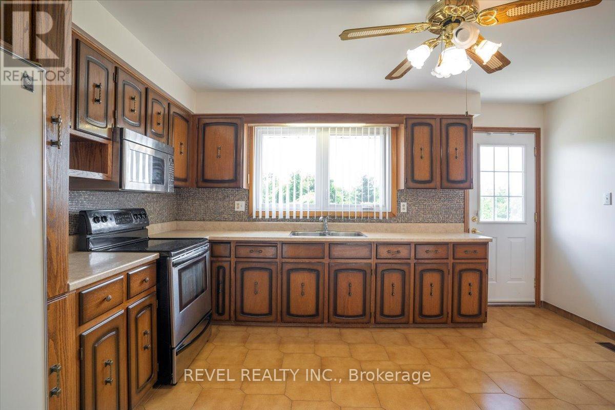 1296 Waterdown Road, Burlington, ON - Indoor Photo Showing Kitchen With Double Sink