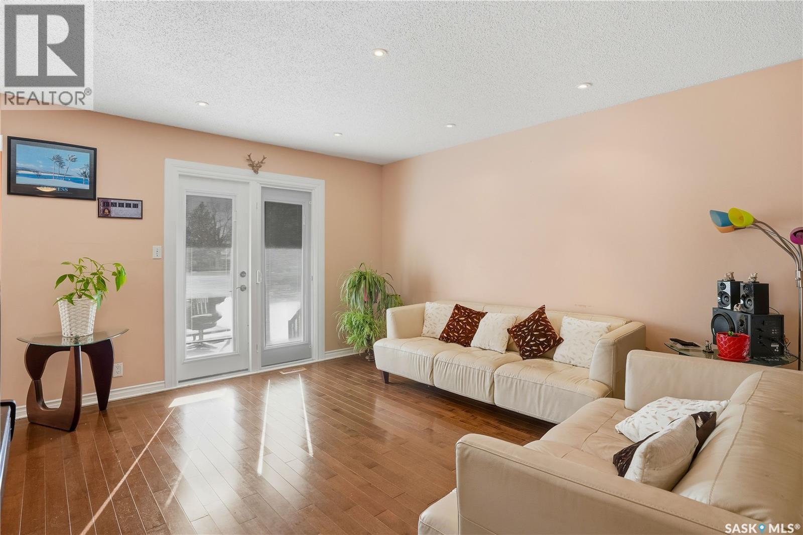 882 Samuels Crescent N, Regina, SK - Indoor Photo Showing Living Room