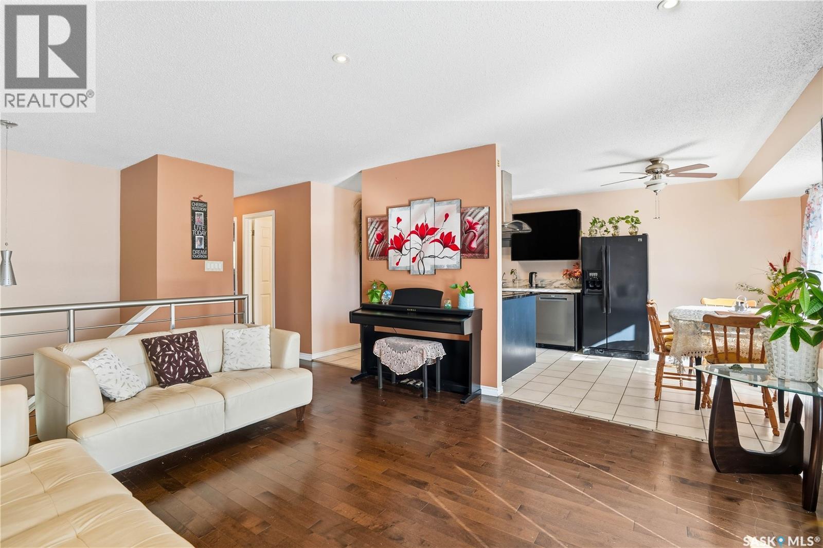 882 Samuels Crescent N, Regina, SK - Indoor Photo Showing Living Room