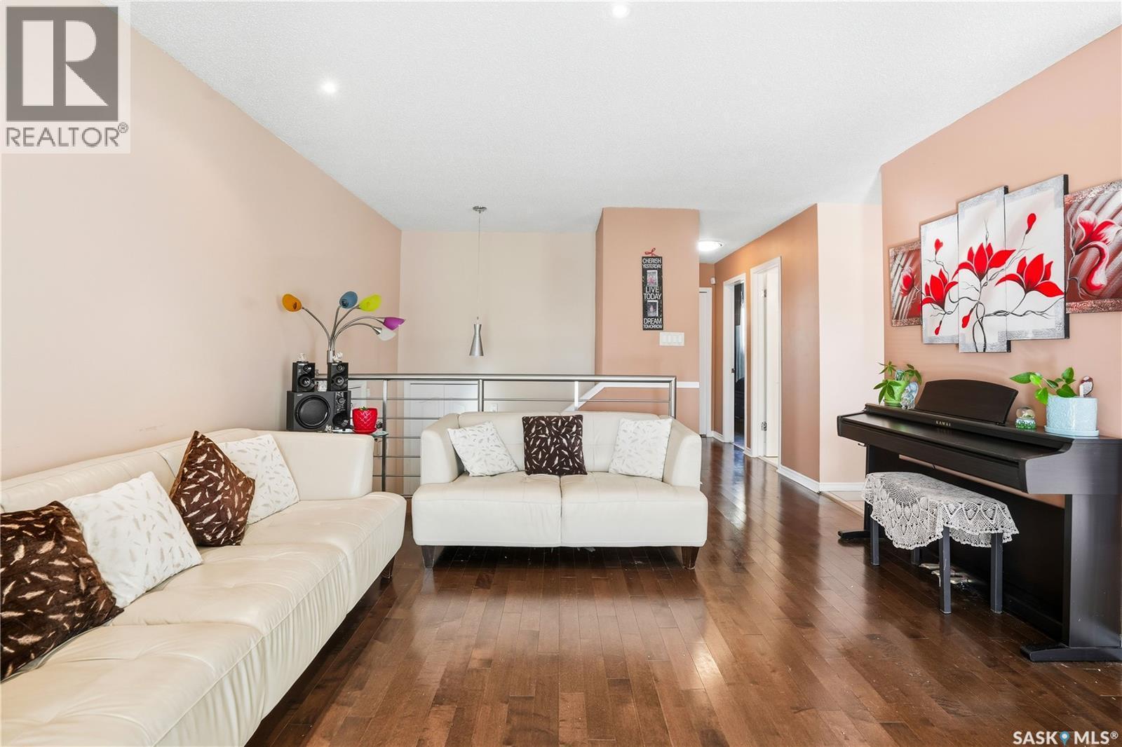 882 Samuels Crescent N, Regina, SK - Indoor Photo Showing Living Room