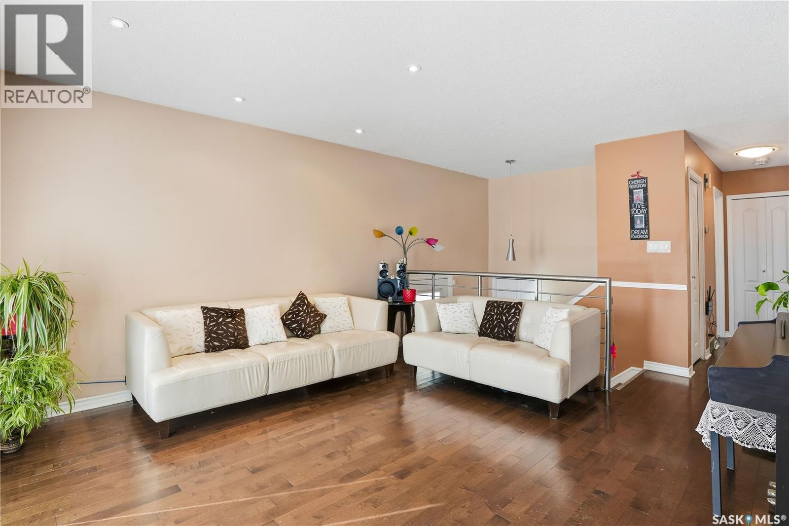 882 Samuels Crescent N, Regina, SK - Indoor Photo Showing Living Room