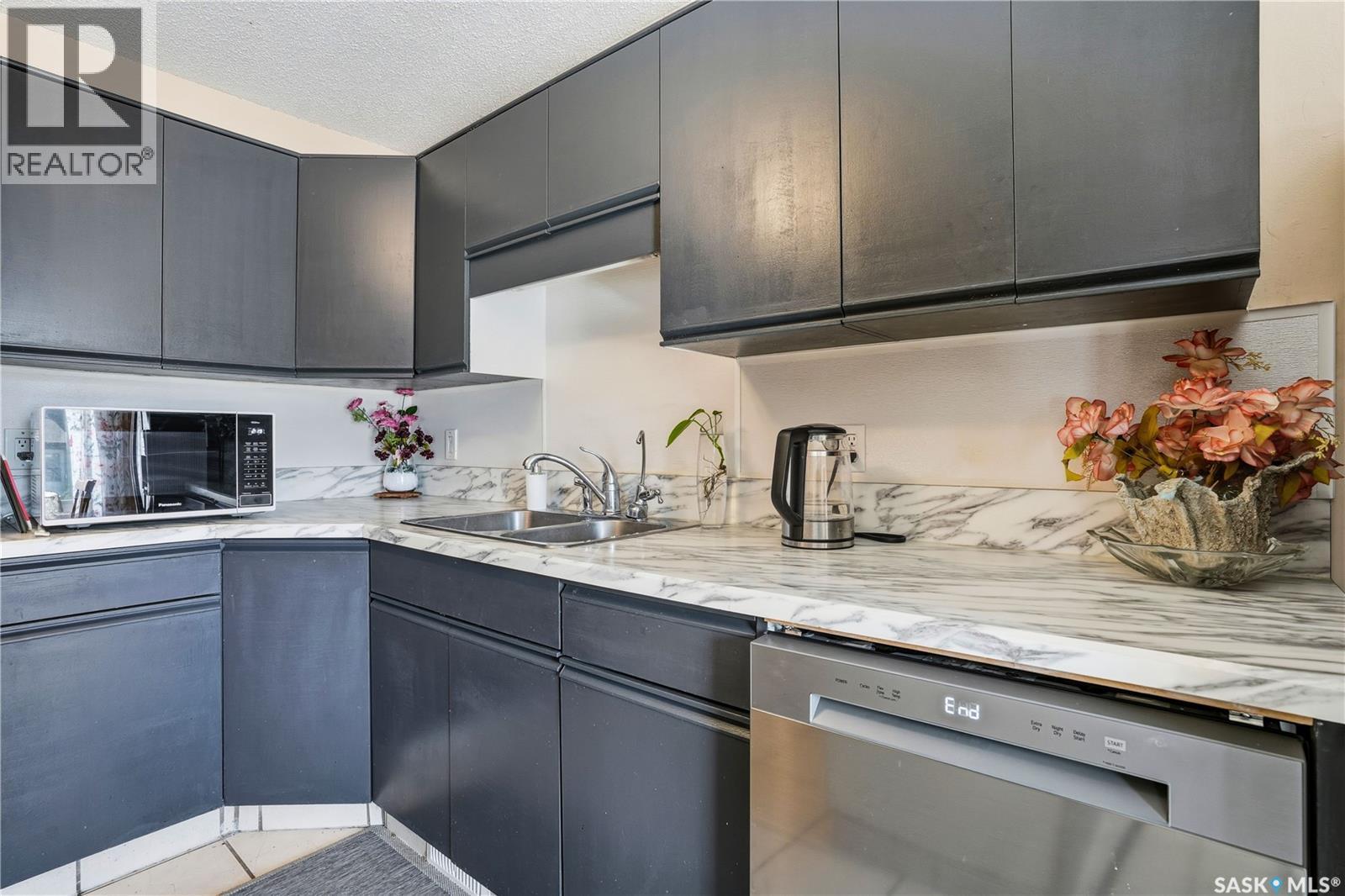 882 Samuels Crescent N, Regina, SK - Indoor Photo Showing Kitchen With Double Sink
