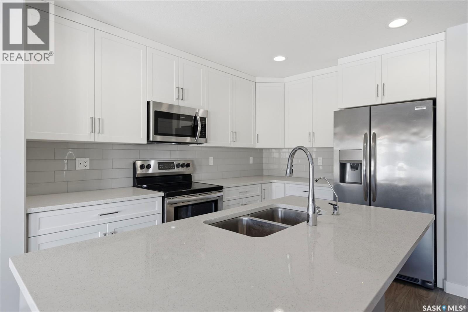 16 1003 Evergreen Boulevard, Saskatoon, SK - Indoor Photo Showing Kitchen With Double Sink With Upgraded Kitchen