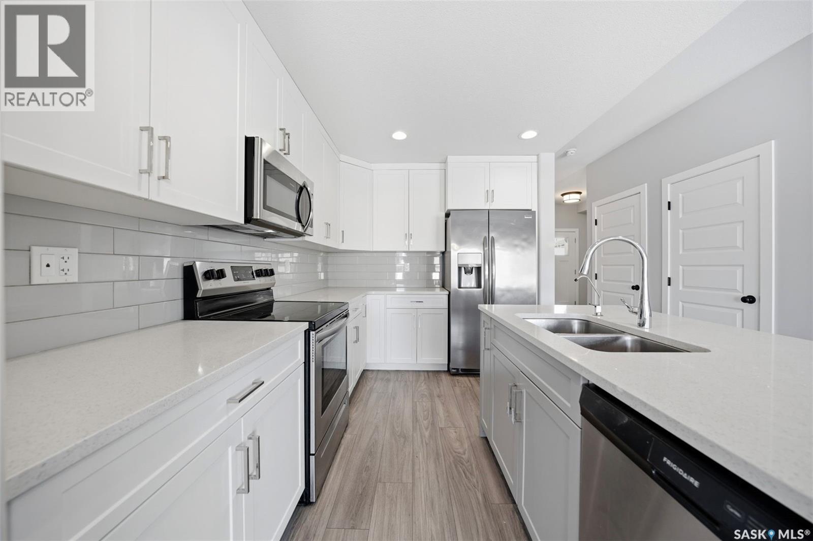 16 1003 Evergreen Boulevard, Saskatoon, SK - Indoor Photo Showing Kitchen With Double Sink With Upgraded Kitchen