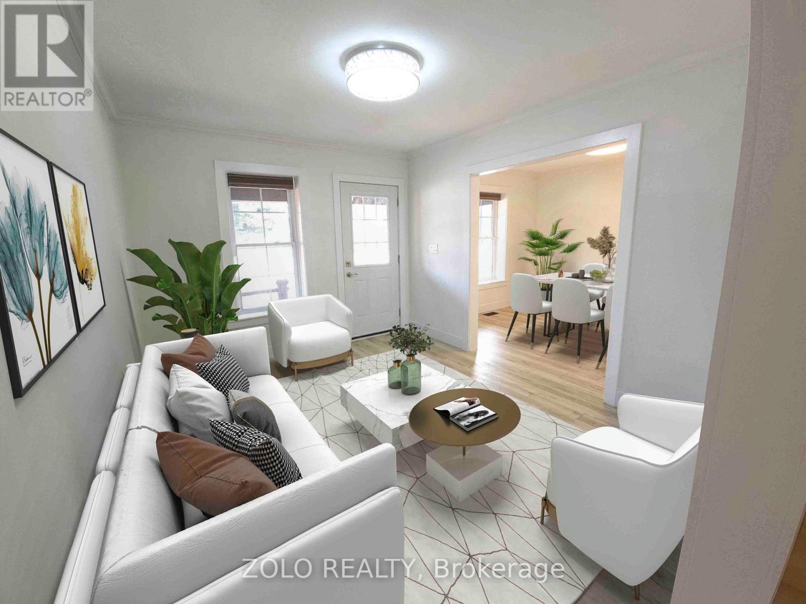 1504 King Street E, Hamilton, ON - Indoor Photo Showing Living Room