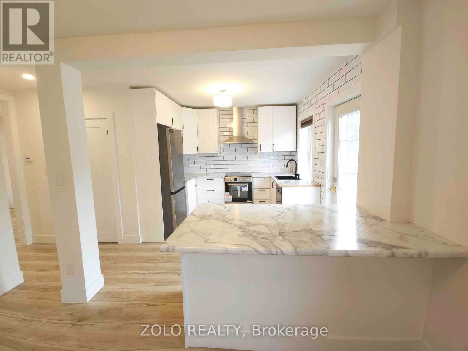 1504 King Street E, Hamilton, ON - Indoor Photo Showing Kitchen