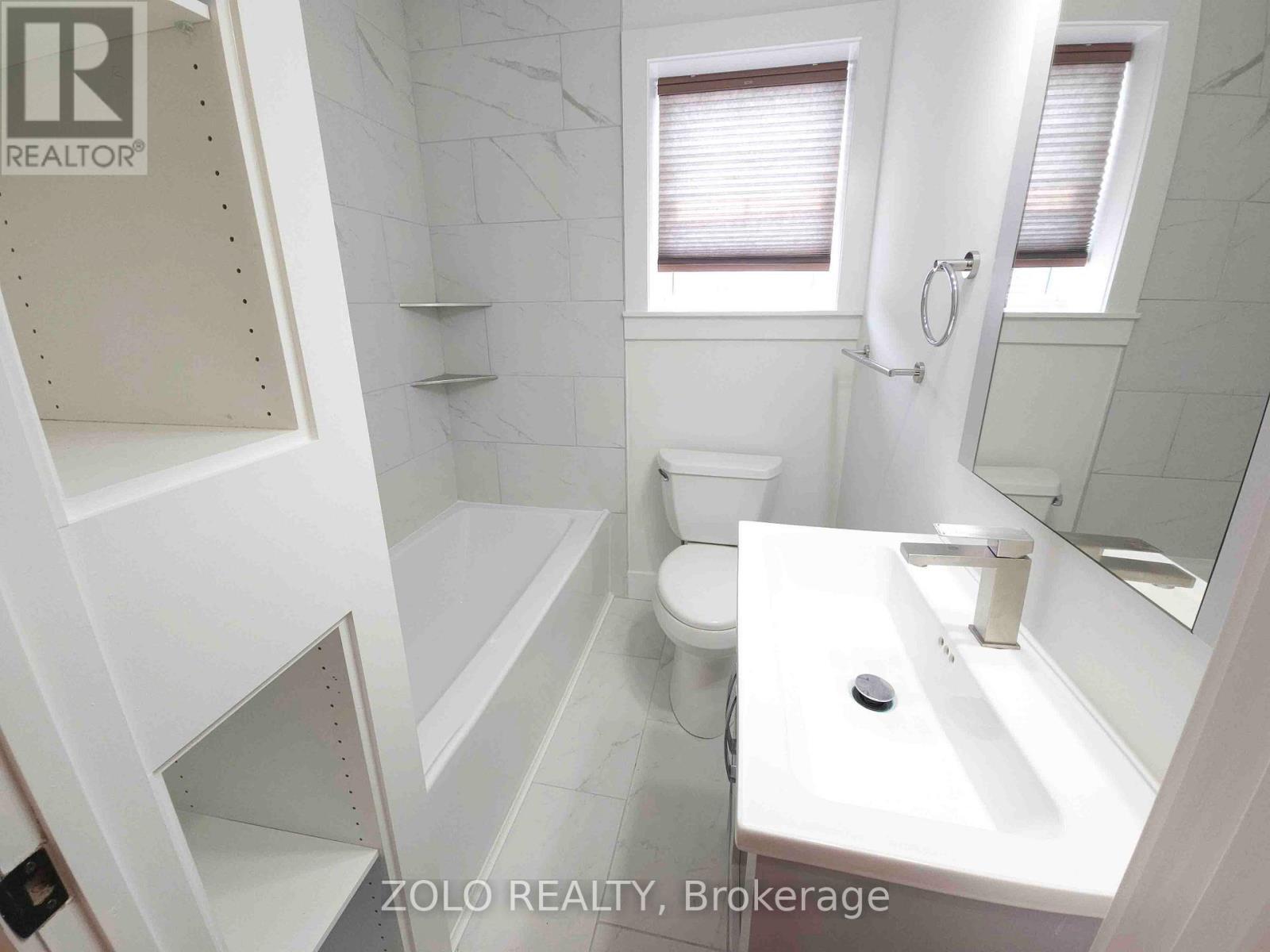 1504 King Street E, Hamilton, ON - Indoor Photo Showing Bathroom