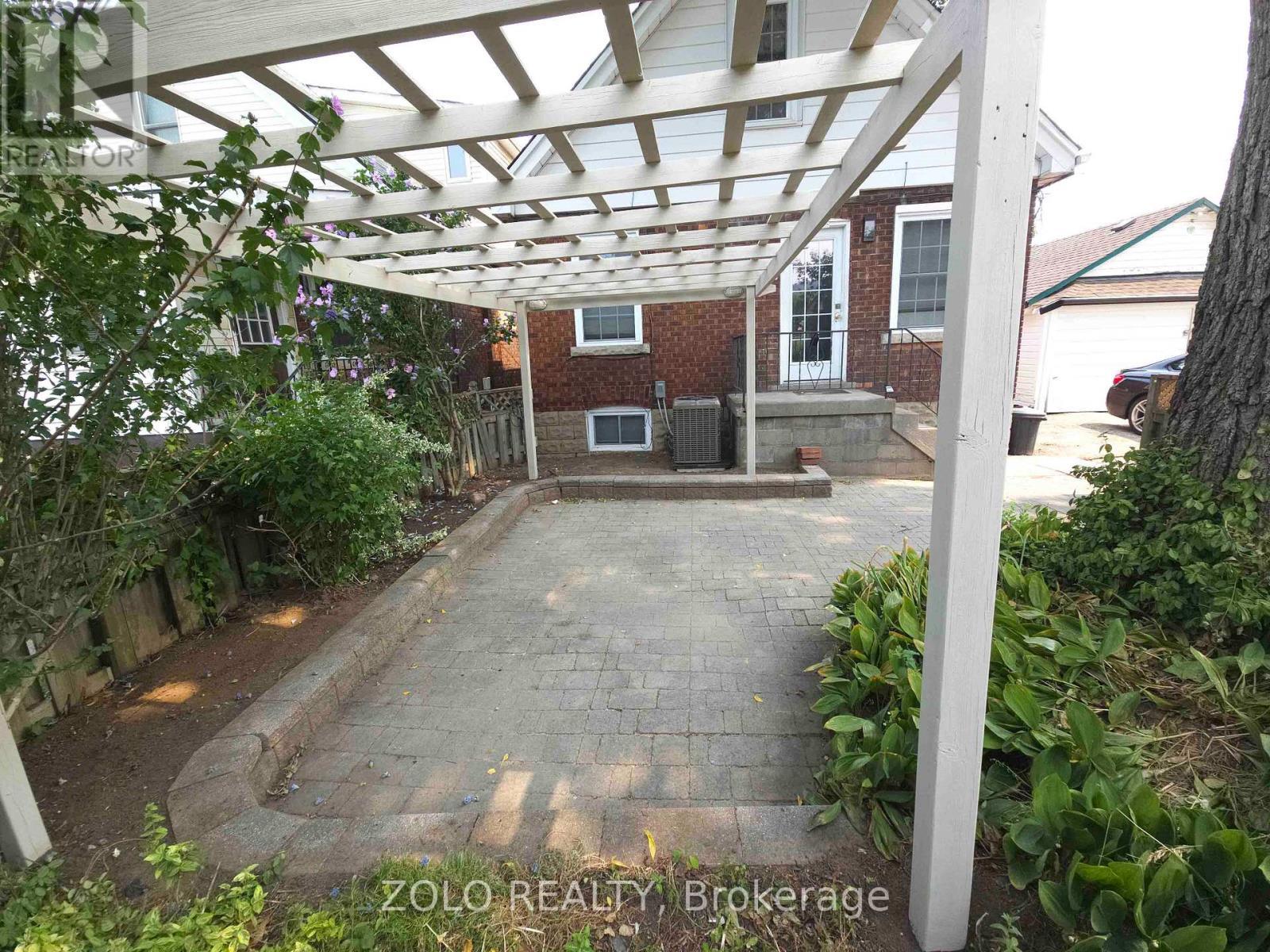 1504 King Street E, Hamilton, ON - Outdoor