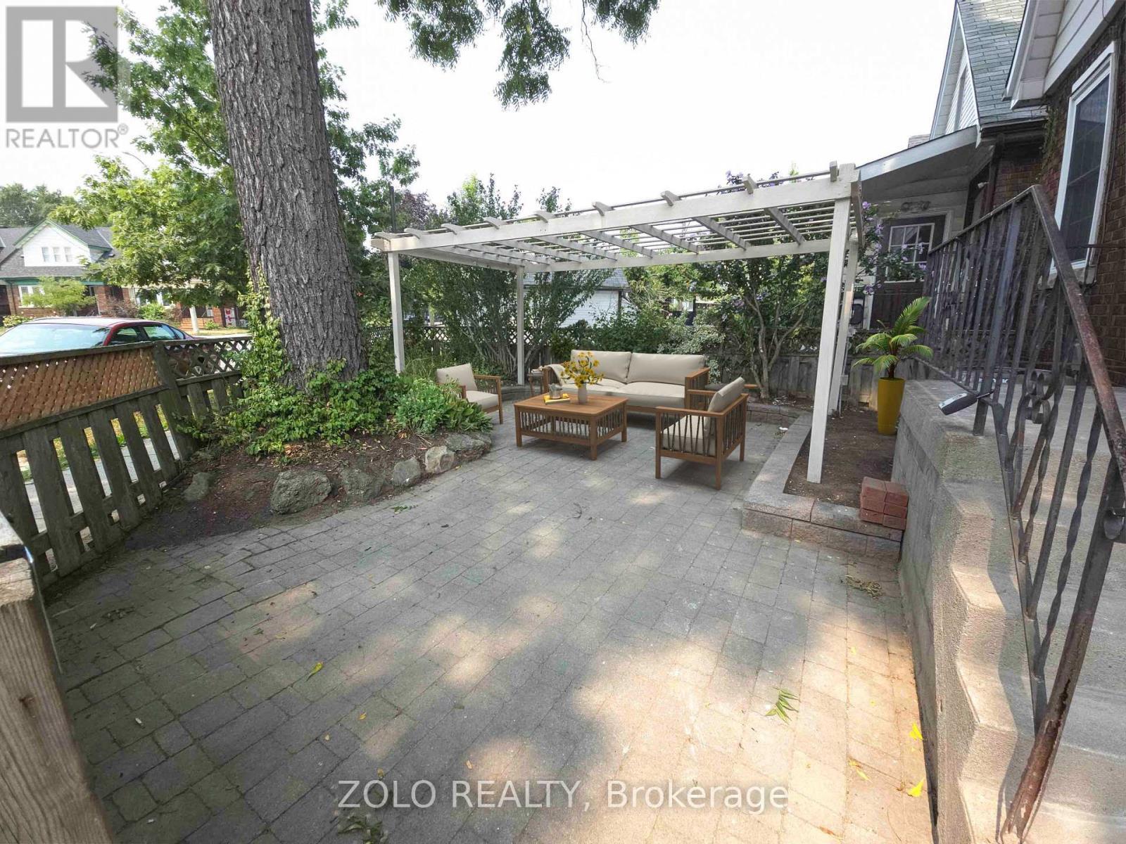 1504 King Street E, Hamilton, ON - Outdoor