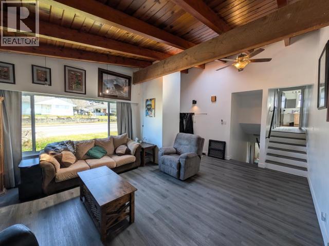 4029 Joyce Ave, Powell River, BC - Indoor Photo Showing Living Room