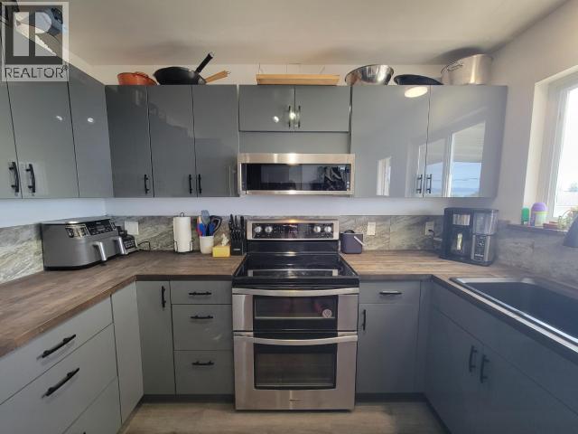 4029 Joyce Ave, Powell River, BC - Indoor Photo Showing Kitchen