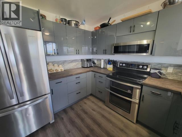 4029 Joyce Ave, Powell River, BC - Indoor Photo Showing Kitchen