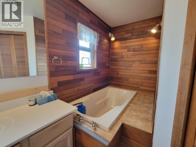 4029 Joyce Ave, Powell River, BC - Indoor Photo Showing Bathroom