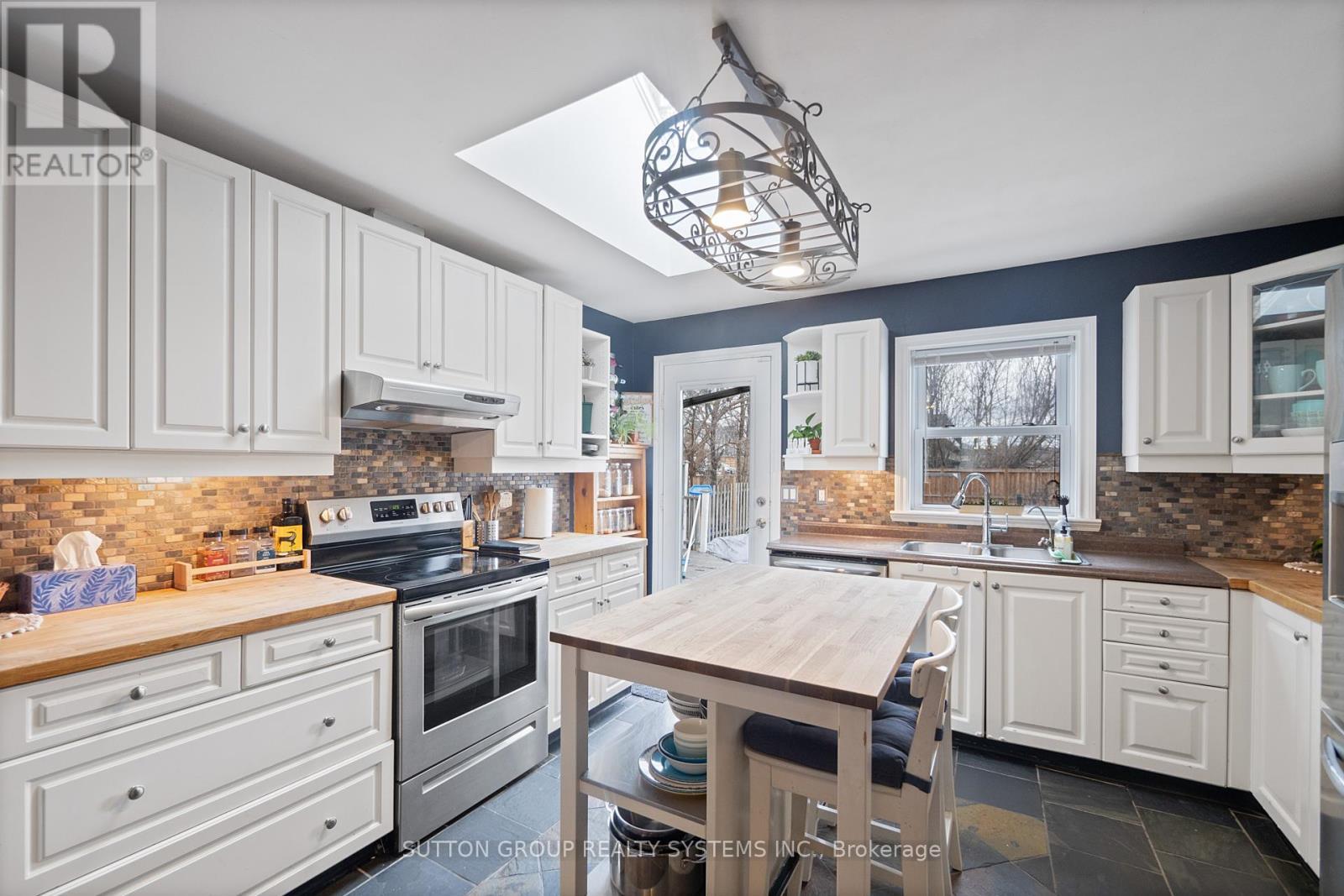 2399 Glenwood School Drive, Burlington, ON - Indoor Photo Showing Kitchen With Stainless Steel Kitchen With Double Sink