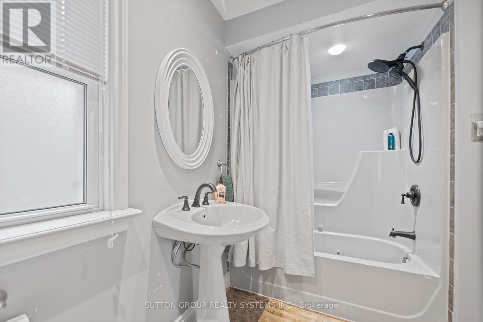 2399 Glenwood School Drive, Burlington, ON - Indoor Photo Showing Bathroom