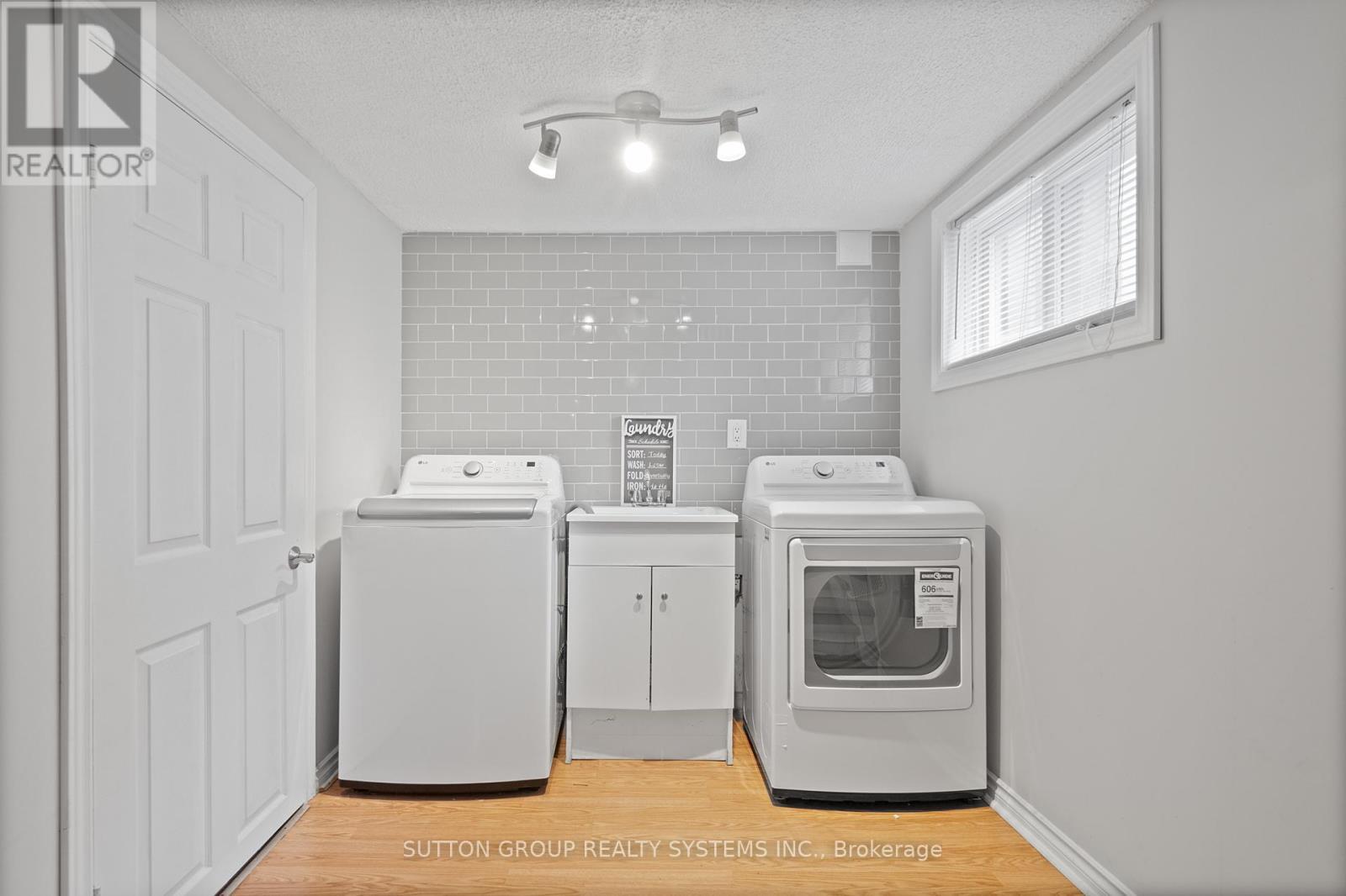 2399 Glenwood School Drive, Burlington, ON - Indoor Photo Showing Laundry Room