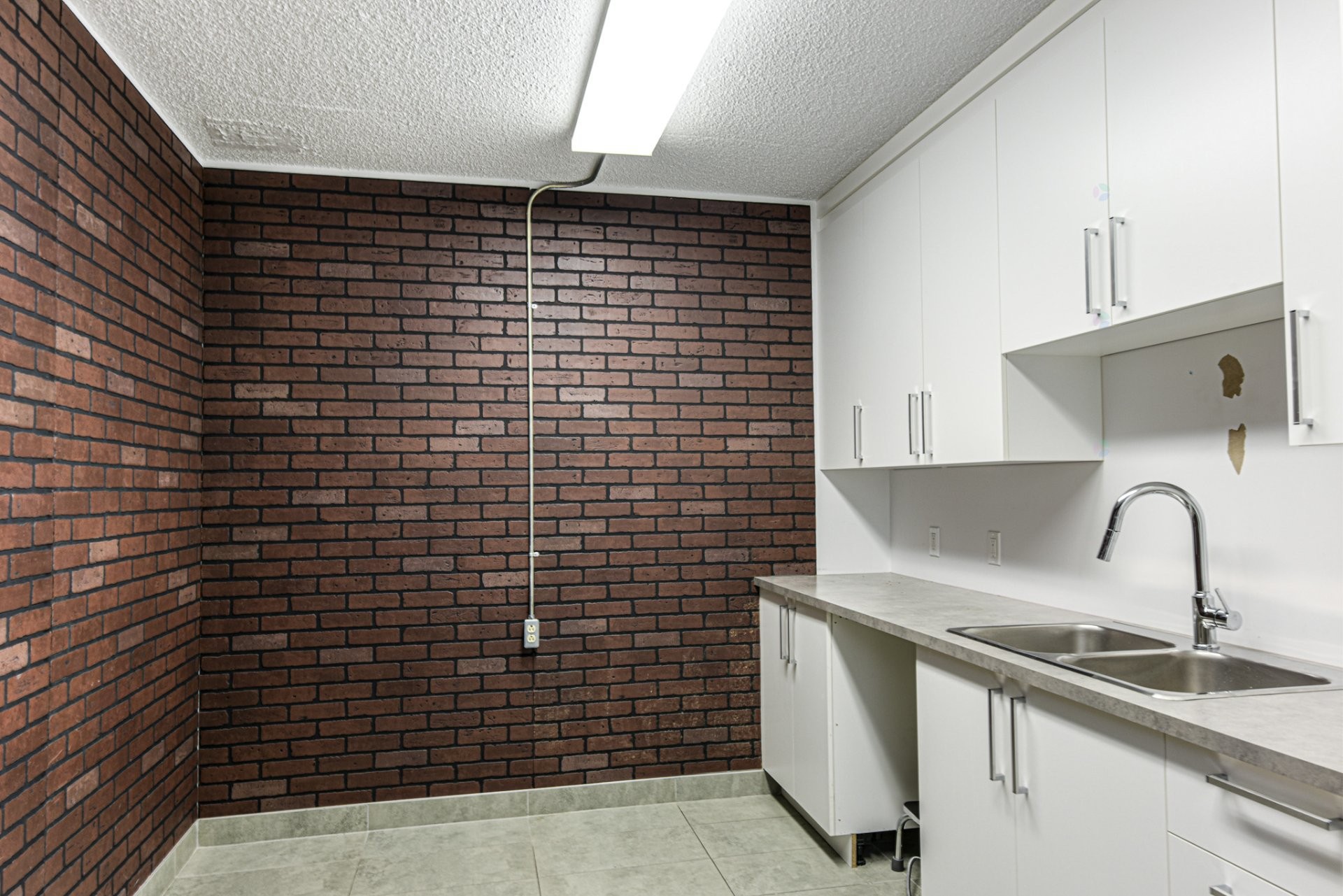 Kitchenette - 100-670 Boul. Curé-Poirier O., Longueuil (Le Vieux-Longueuil), QC - Indoor Photo Showing Kitchen With Double Sink