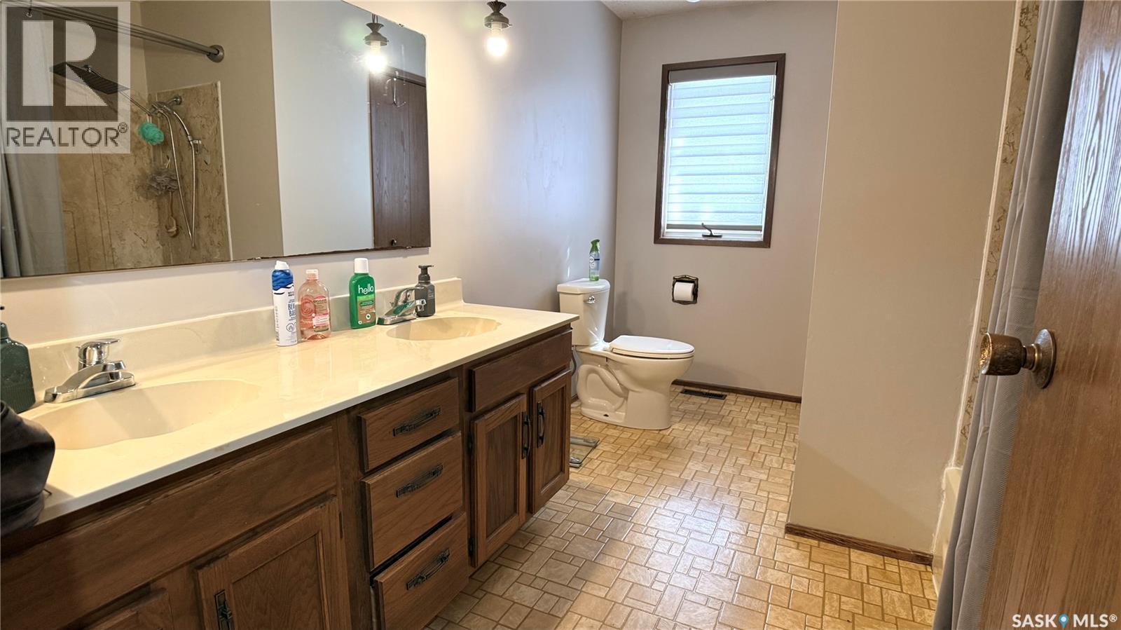 422 Spruce Drive, Estevan, SK - Indoor Photo Showing Bathroom