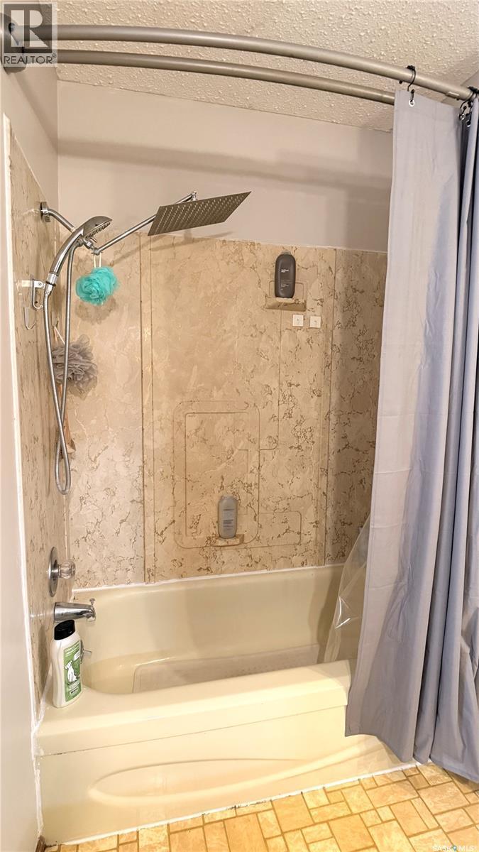 422 Spruce Drive, Estevan, SK - Indoor Photo Showing Bathroom