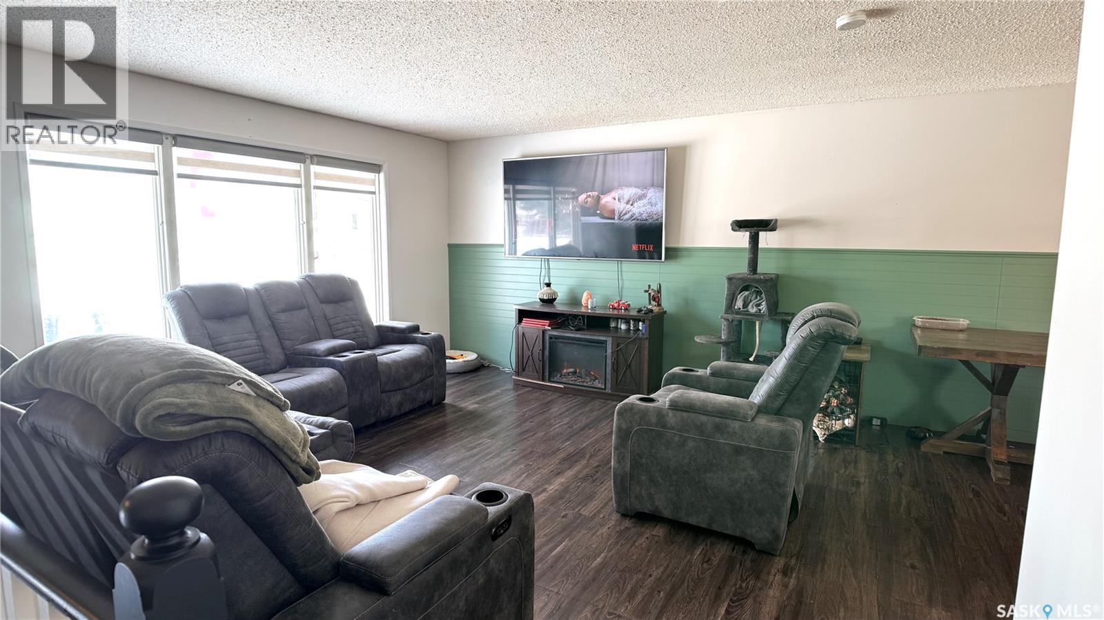 422 Spruce Drive, Estevan, SK - Indoor Photo Showing Living Room