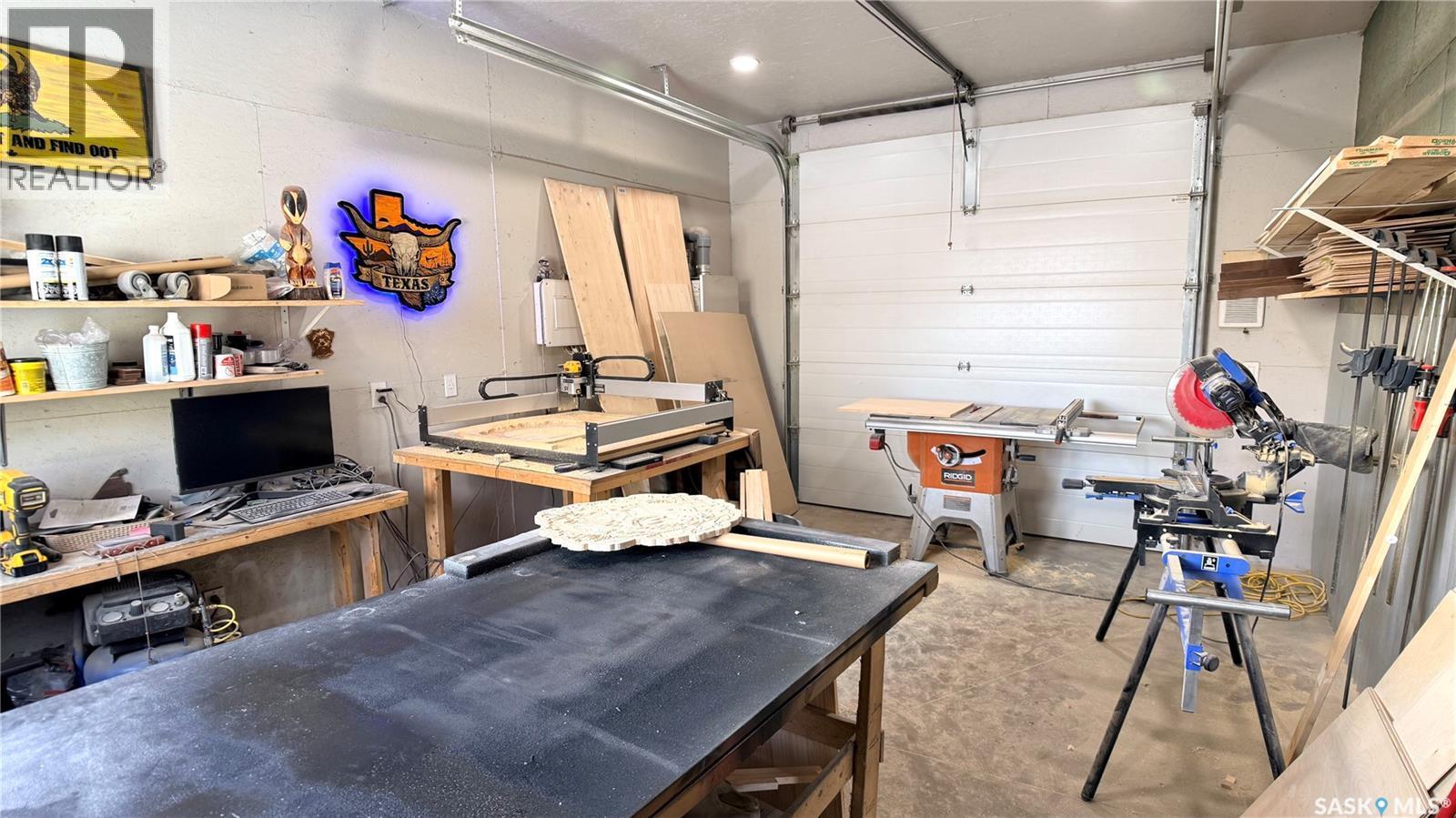 422 Spruce Drive, Estevan, SK - Indoor Photo Showing Garage