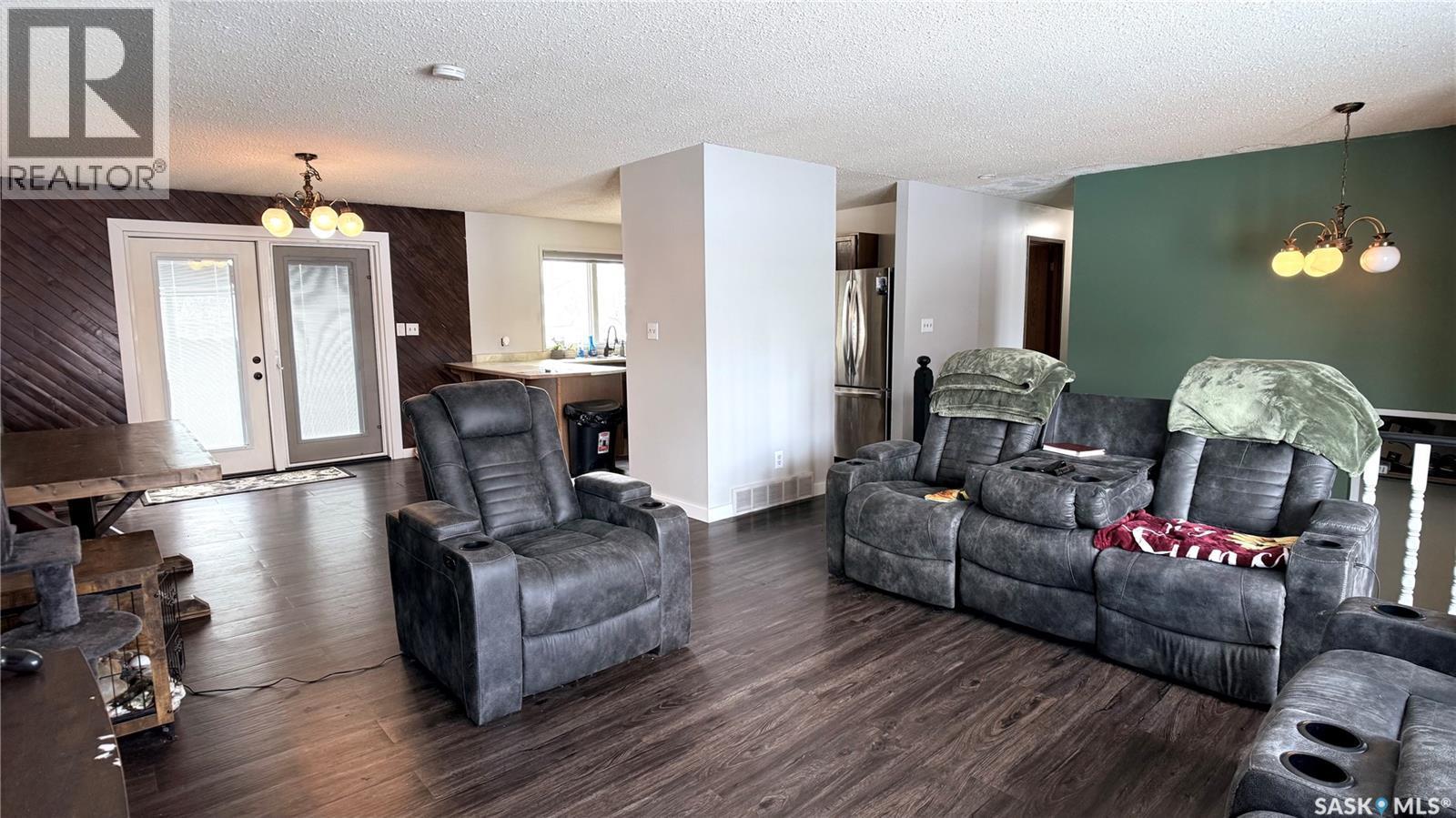 422 Spruce Drive, Estevan, SK - Indoor Photo Showing Living Room
