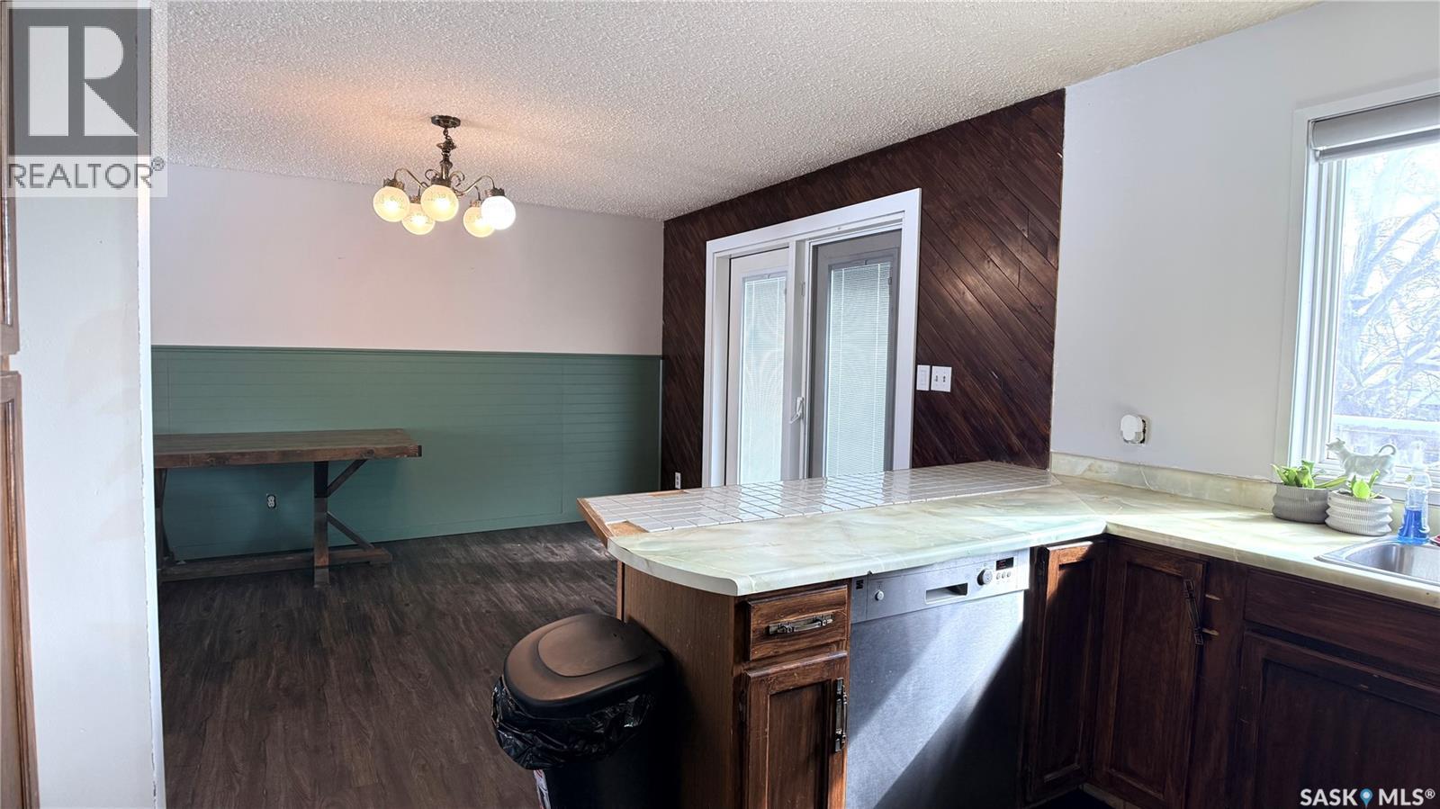 422 Spruce Drive, Estevan, SK - Indoor Photo Showing Kitchen