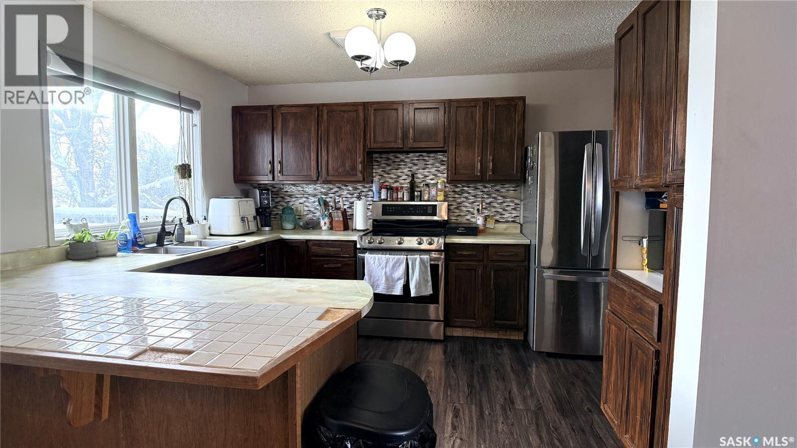 422 Spruce Drive, Estevan, SK - Indoor Photo Showing Kitchen
