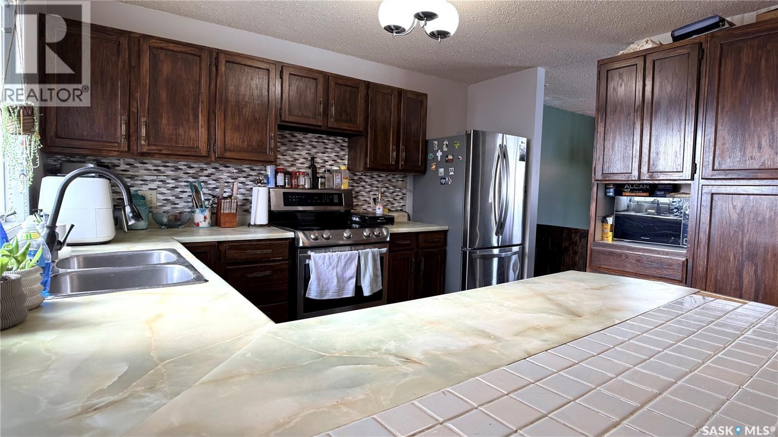 422 Spruce Drive, Estevan, SK - Indoor Photo Showing Kitchen With Double Sink