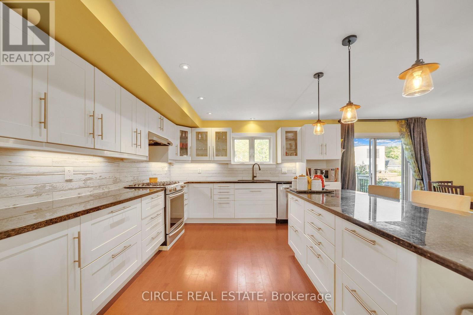 1043 Shaw Drive, Mississauga, ON - Indoor Photo Showing Kitchen With Upgraded Kitchen