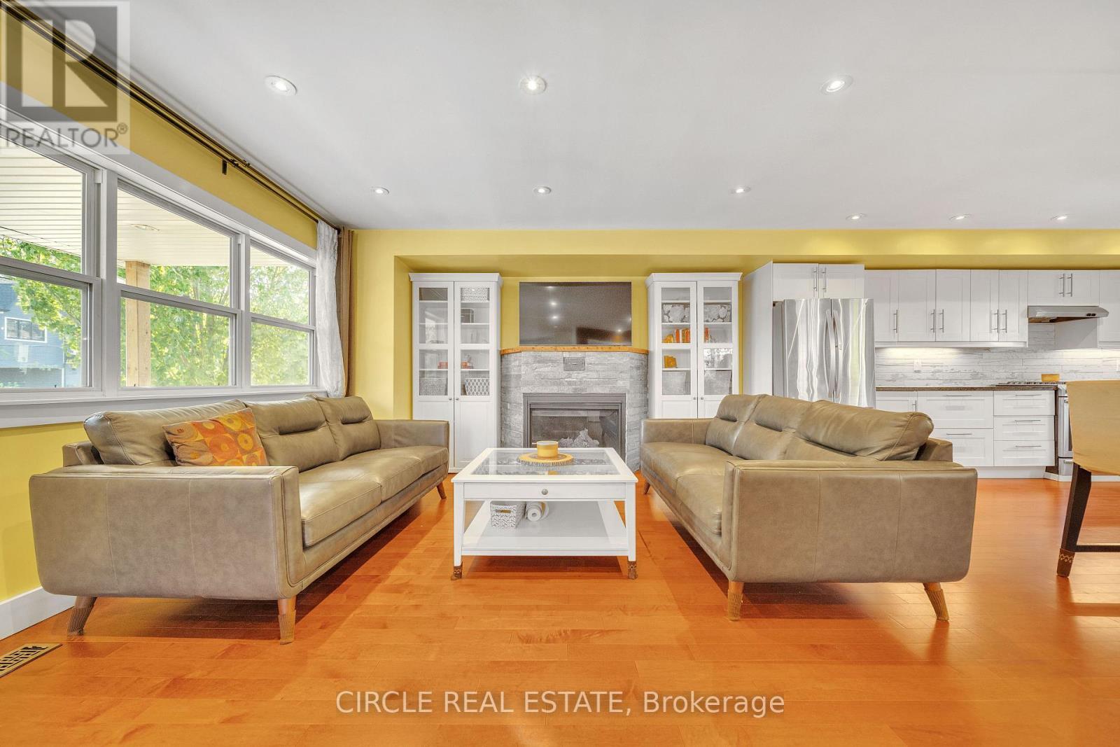 1043 Shaw Drive, Mississauga, ON - Indoor Photo Showing Living Room With Fireplace