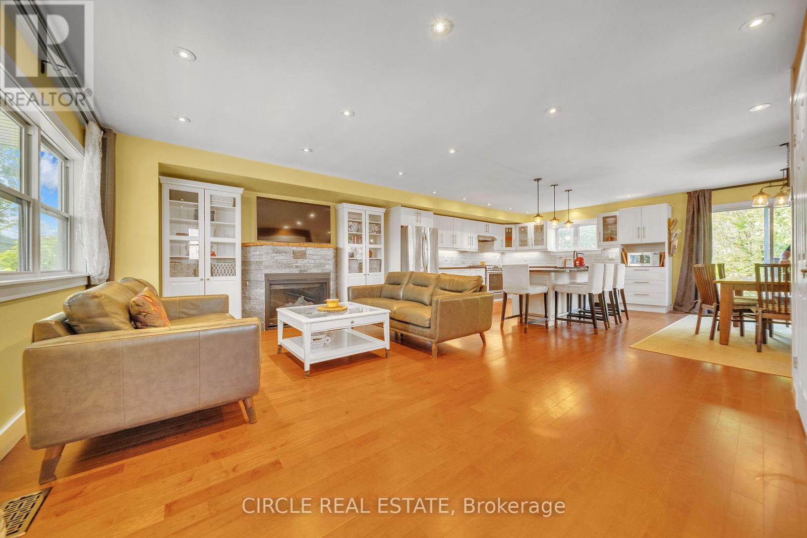 1043 Shaw Drive, Mississauga, ON - Indoor Photo Showing Living Room With Fireplace