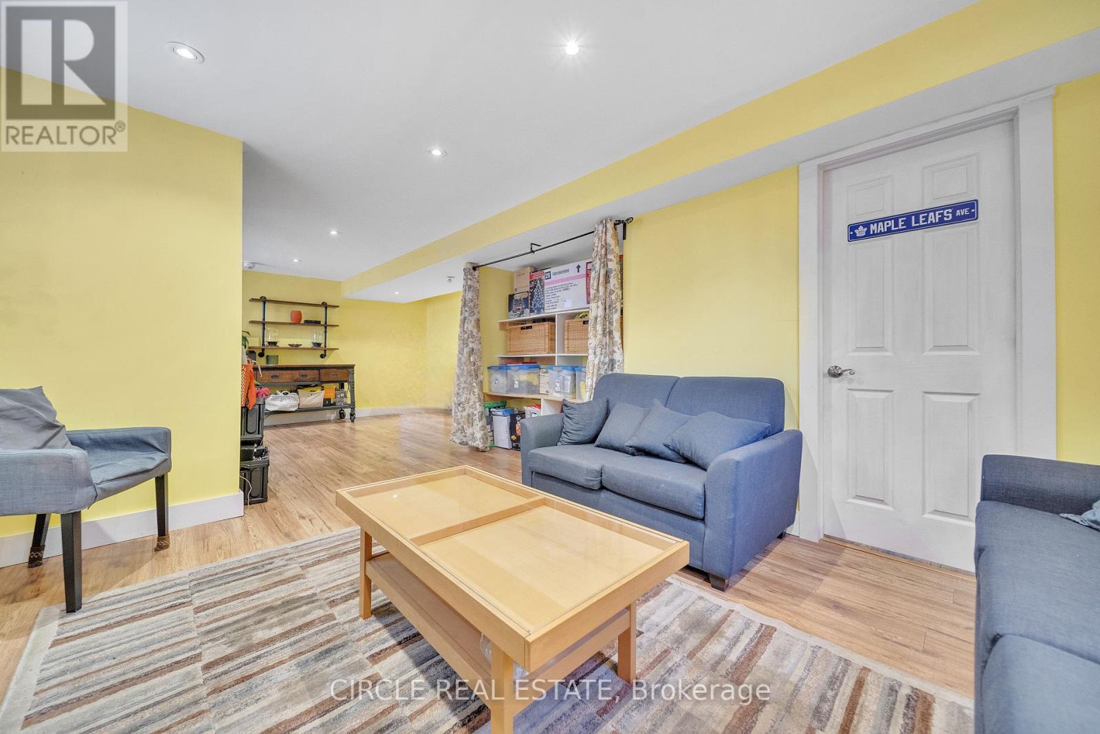 1043 Shaw Drive, Mississauga, ON - Indoor Photo Showing Living Room