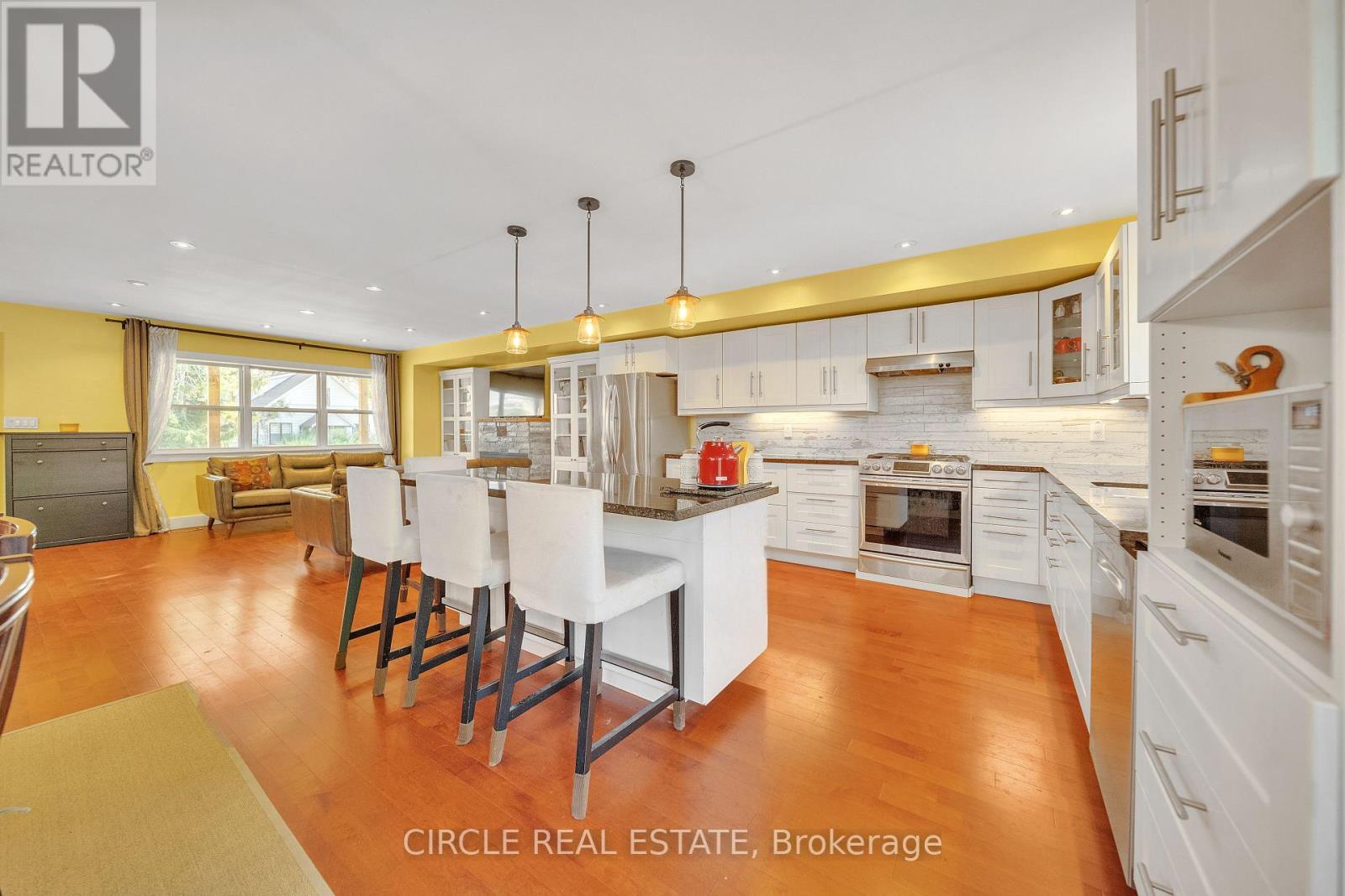 1043 Shaw Drive, Mississauga, ON - Indoor Photo Showing Kitchen With Upgraded Kitchen