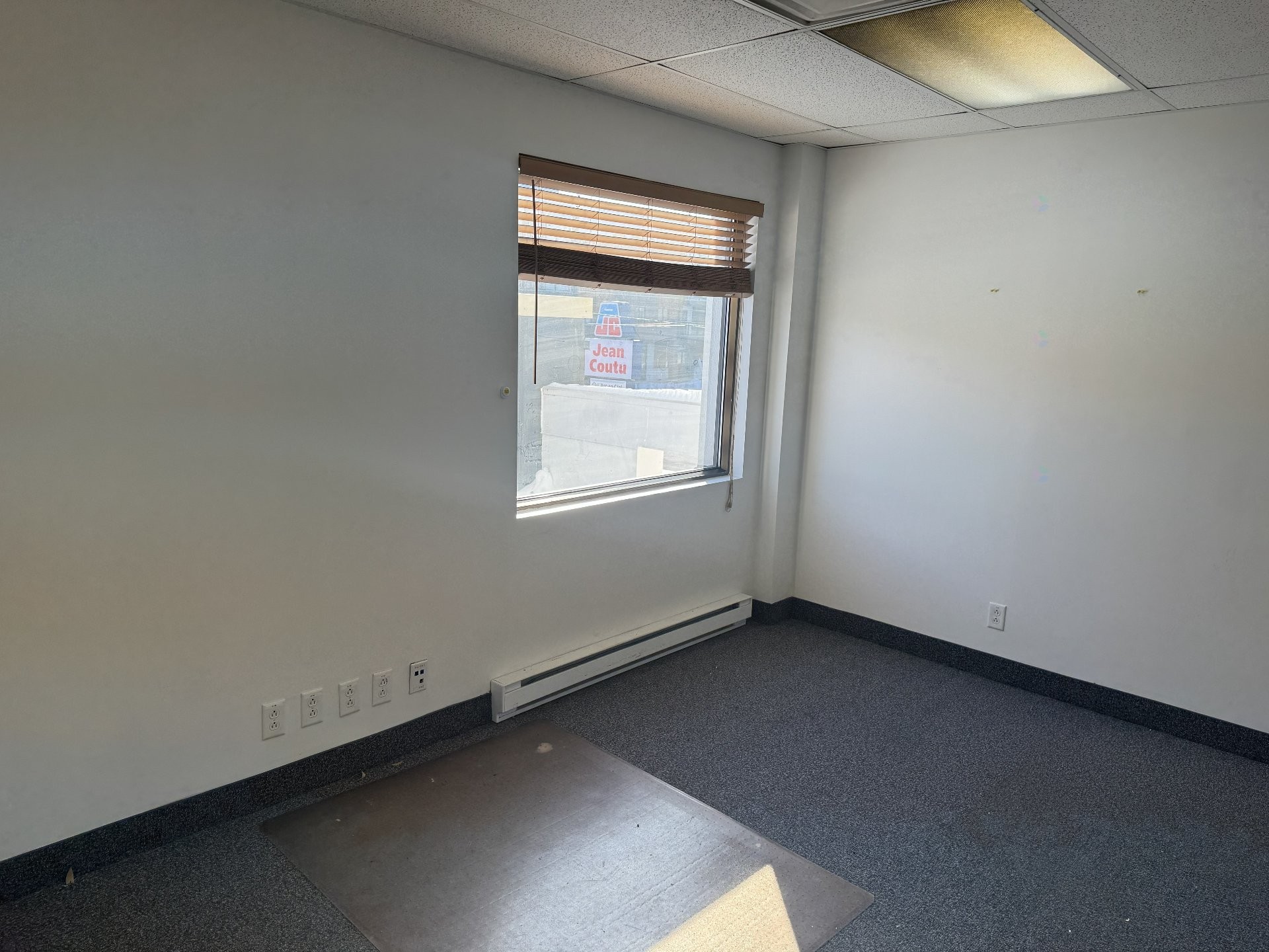 Bureau - 2080 Route Marie-Victorin, Varennes, QC - Indoor Photo Showing Other Room