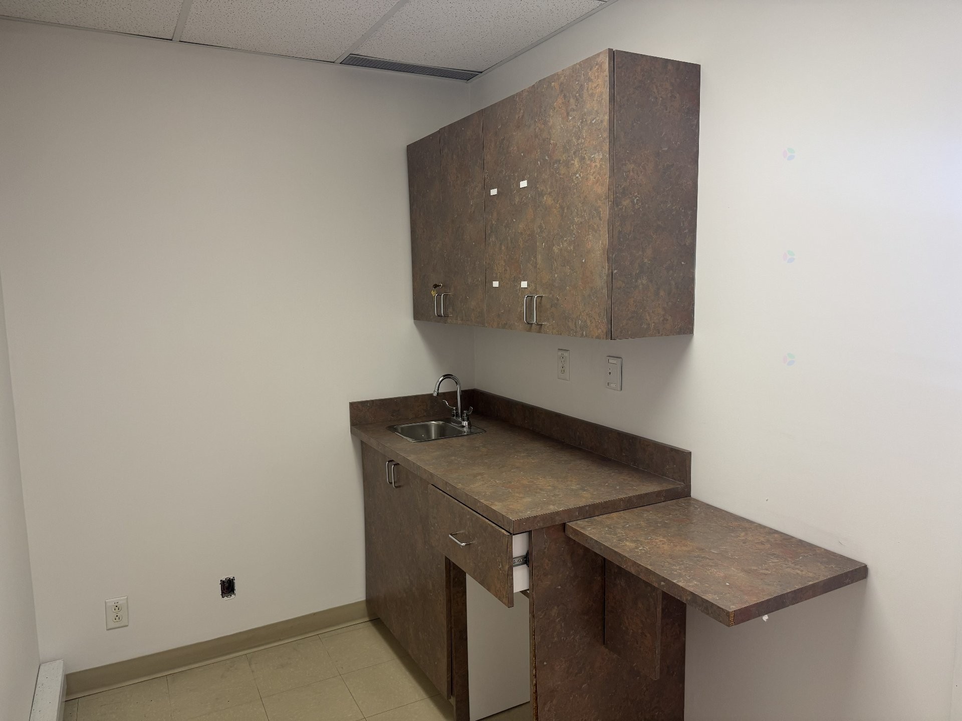 Bureau - 2080 Route Marie-Victorin, Varennes, QC - Indoor Photo Showing Kitchen