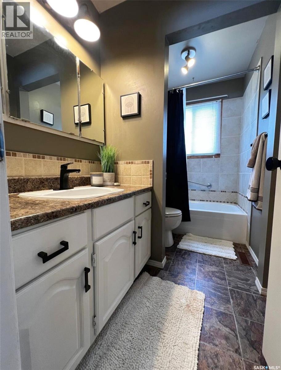 119 Macdonald Place, Swift Current, SK - Indoor Photo Showing Bathroom