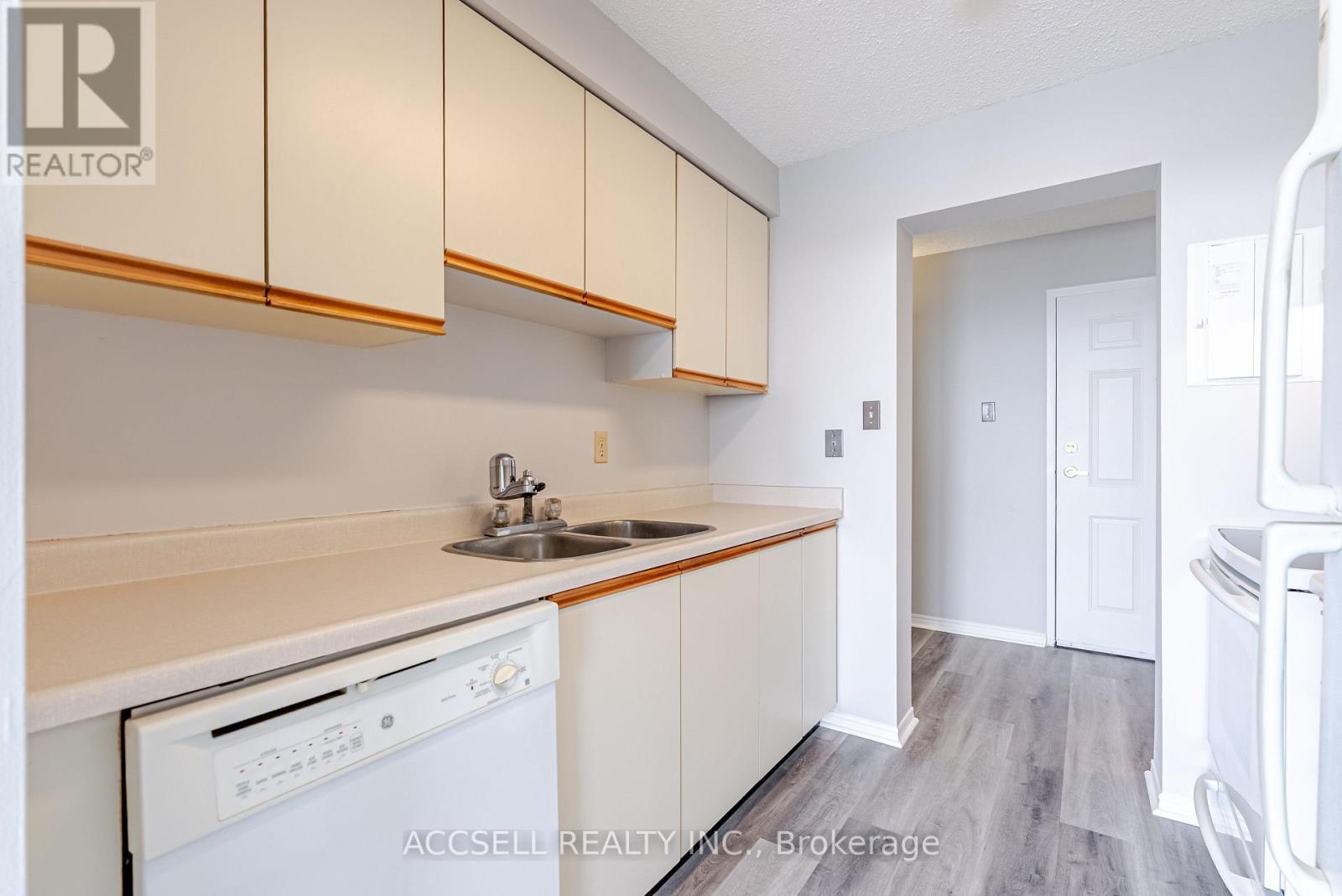 1505 - 363 Colborne Street, London East (East K), ON - Indoor Photo Showing Kitchen With Double Sink
