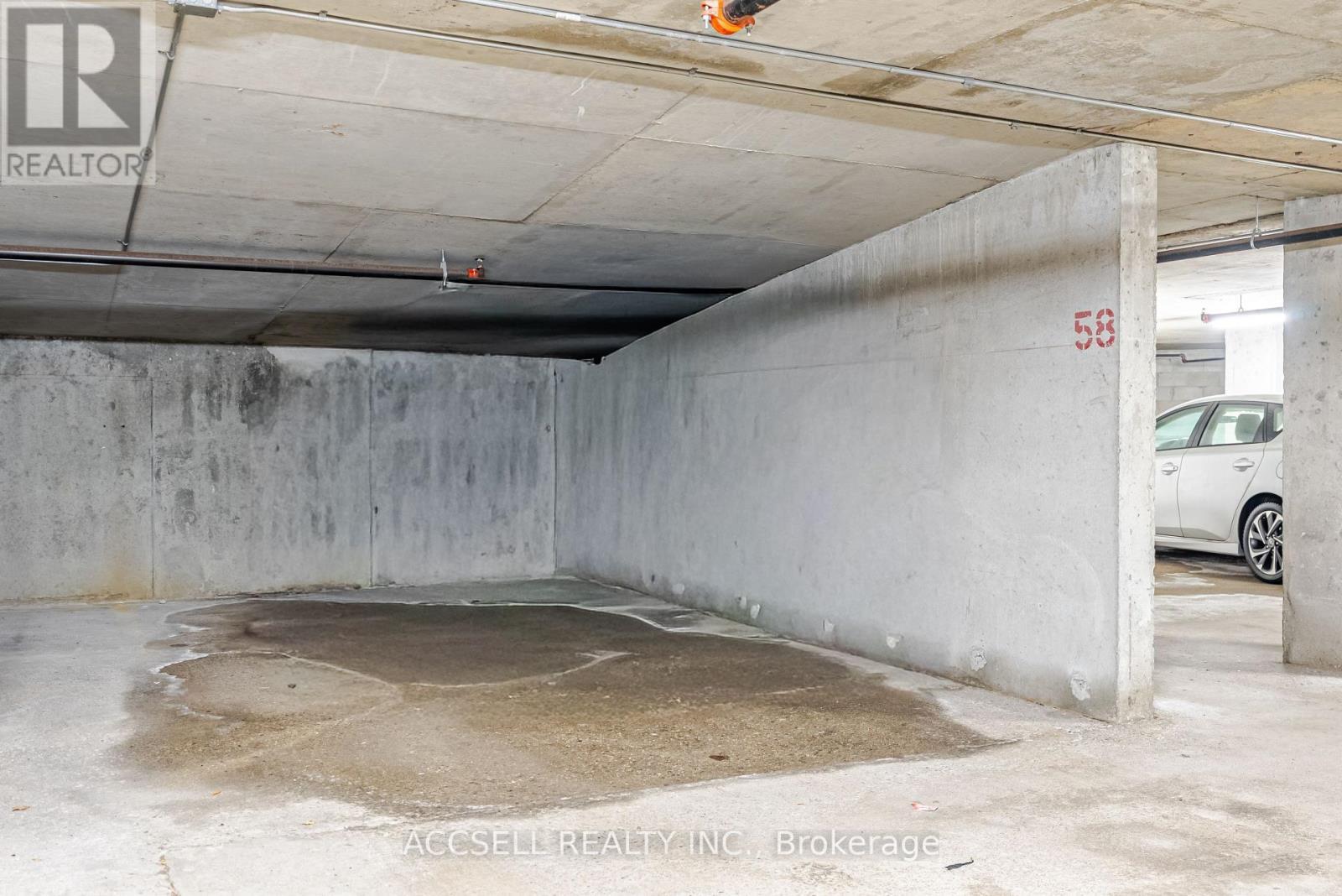 1505 - 363 Colborne Street, London East (East K), ON - Indoor Photo Showing Garage