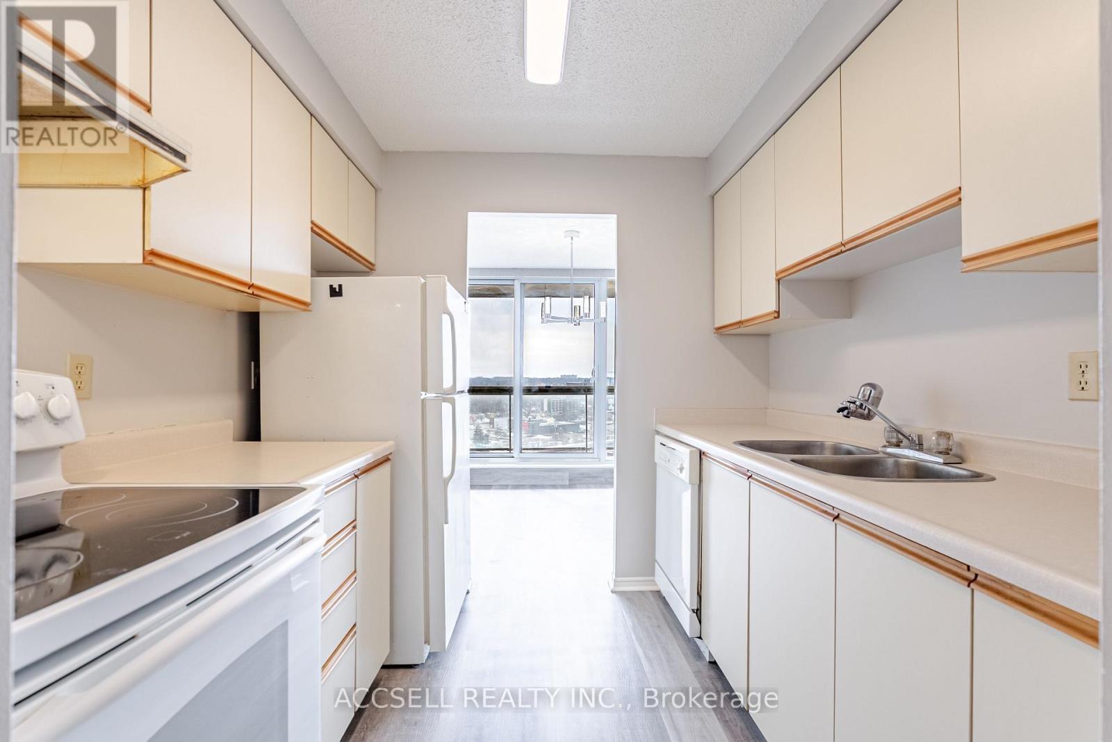 1505 - 363 Colborne Street, London East (East K), ON - Indoor Photo Showing Kitchen With Double Sink
