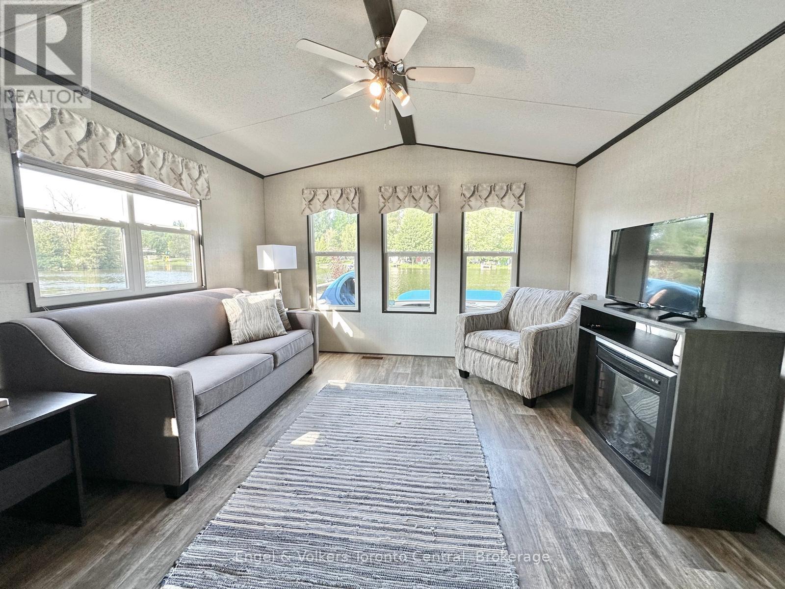 B8 - 7489 Sideroad 5 E, Wellington North, ON - Indoor Photo Showing Living Room
