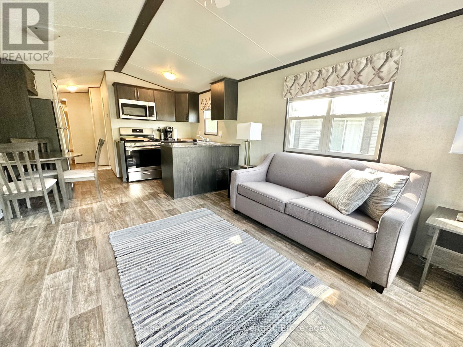 B8 - 7489 Sideroad 5 E, Wellington North, ON - Indoor Photo Showing Living Room