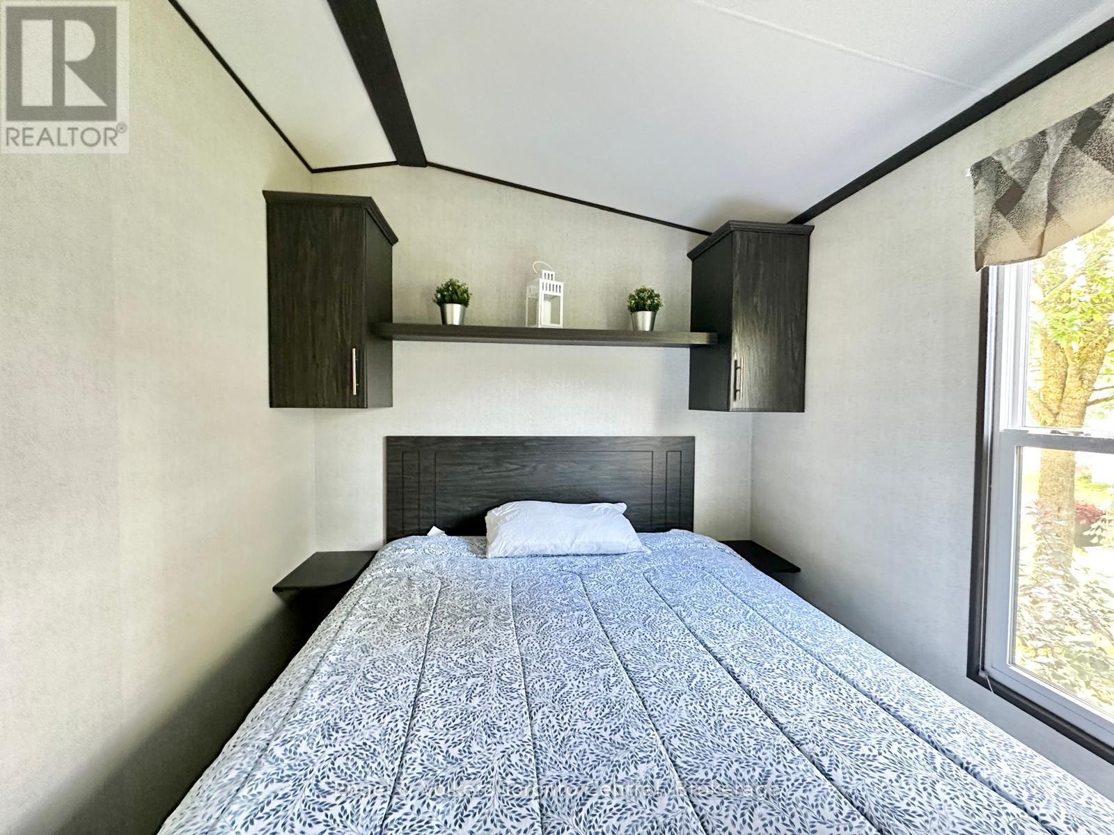 B8 - 7489 Sideroad 5 E, Wellington North, ON - Indoor Photo Showing Bedroom